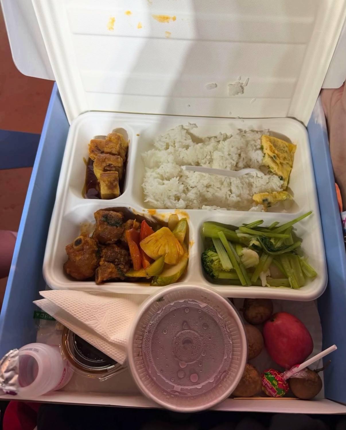 Nam ca sĩ Việt nổi tiếng đẹp trai không tuổi nay đi bưng bún bò, còn mặc cả với chủ quán xin giảm giá