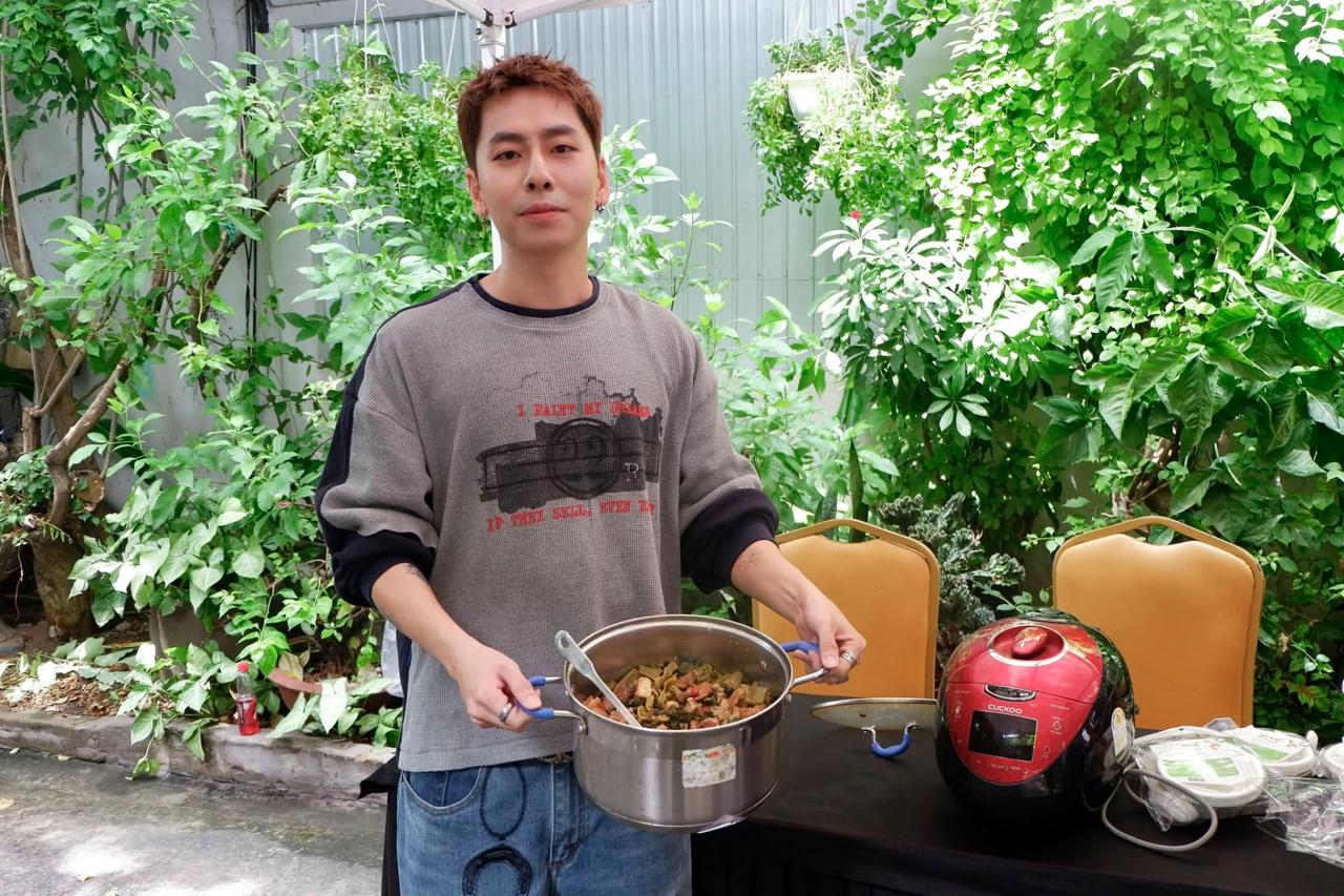   OSAD tự tay chuẩn bị, mang hẳn thịt kho tặng người hâm mộ  