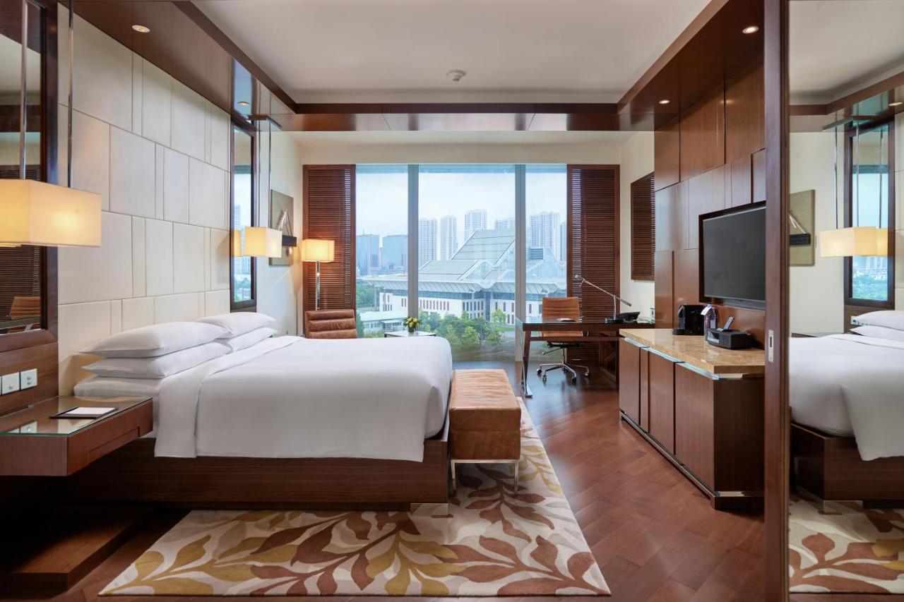 Guest Room with City View tại JW Marriott Hotel Hanoi