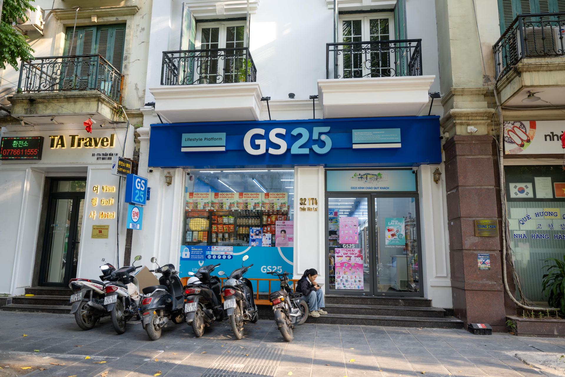 Các cửa hàng tiện lợi trên đường Trần Văn Lai phù hợp để fan mua thêm đồ ăn vặt, nước uống 