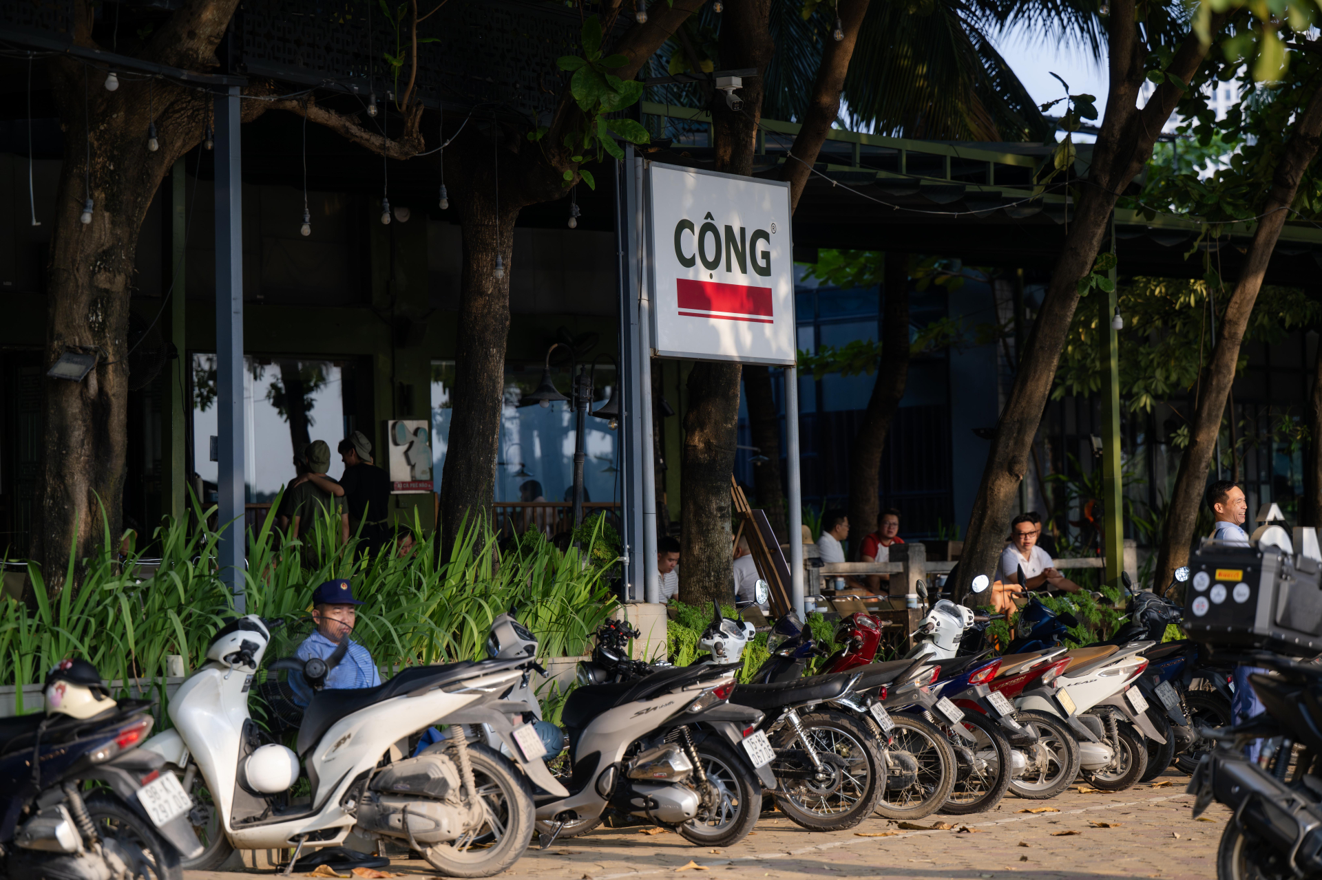  Ngay đối diện sân Mỹ Đình là Cộng Cà Phê, địa chỉ quen thuộc của những người đi concert
