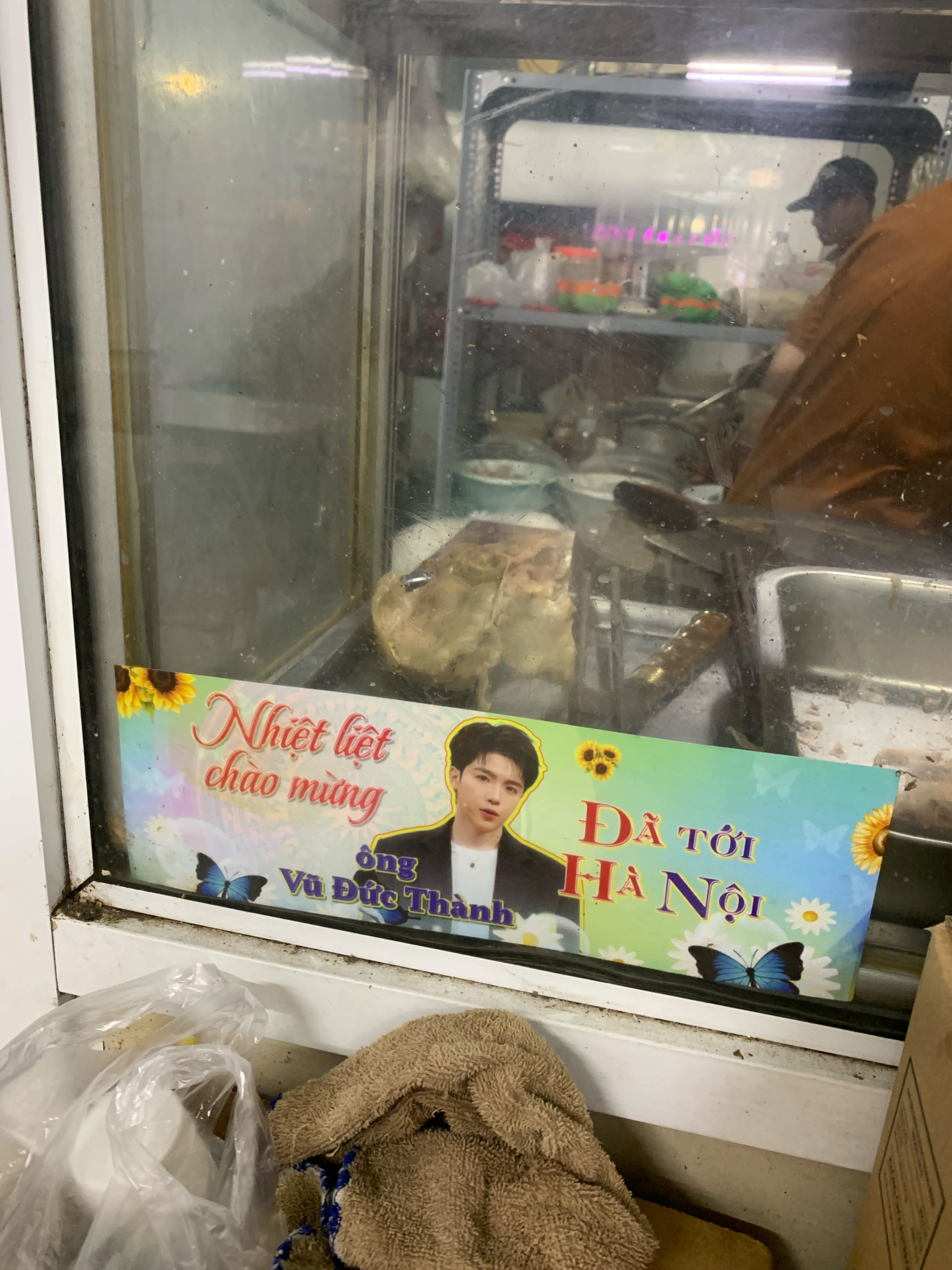 Một fan của nam ca sĩ đã tặng lại banner cho quán bún bò và được quán trưng bày ngay chỗ quầy. Ảnh: duahaulatui_ 