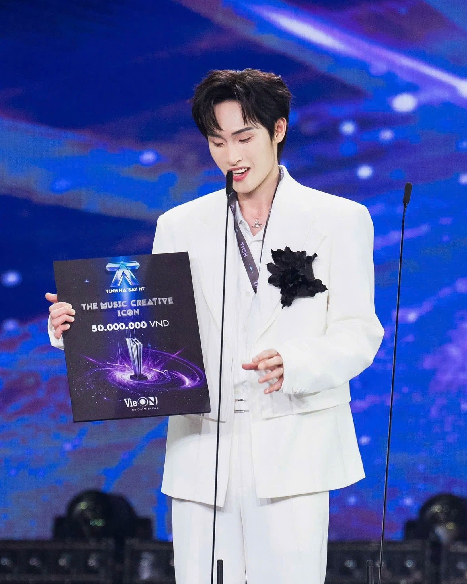 Wren Evans lọt Top 10 chung cuộc và được xướng tên tại hạng mục The Music Creative Icon