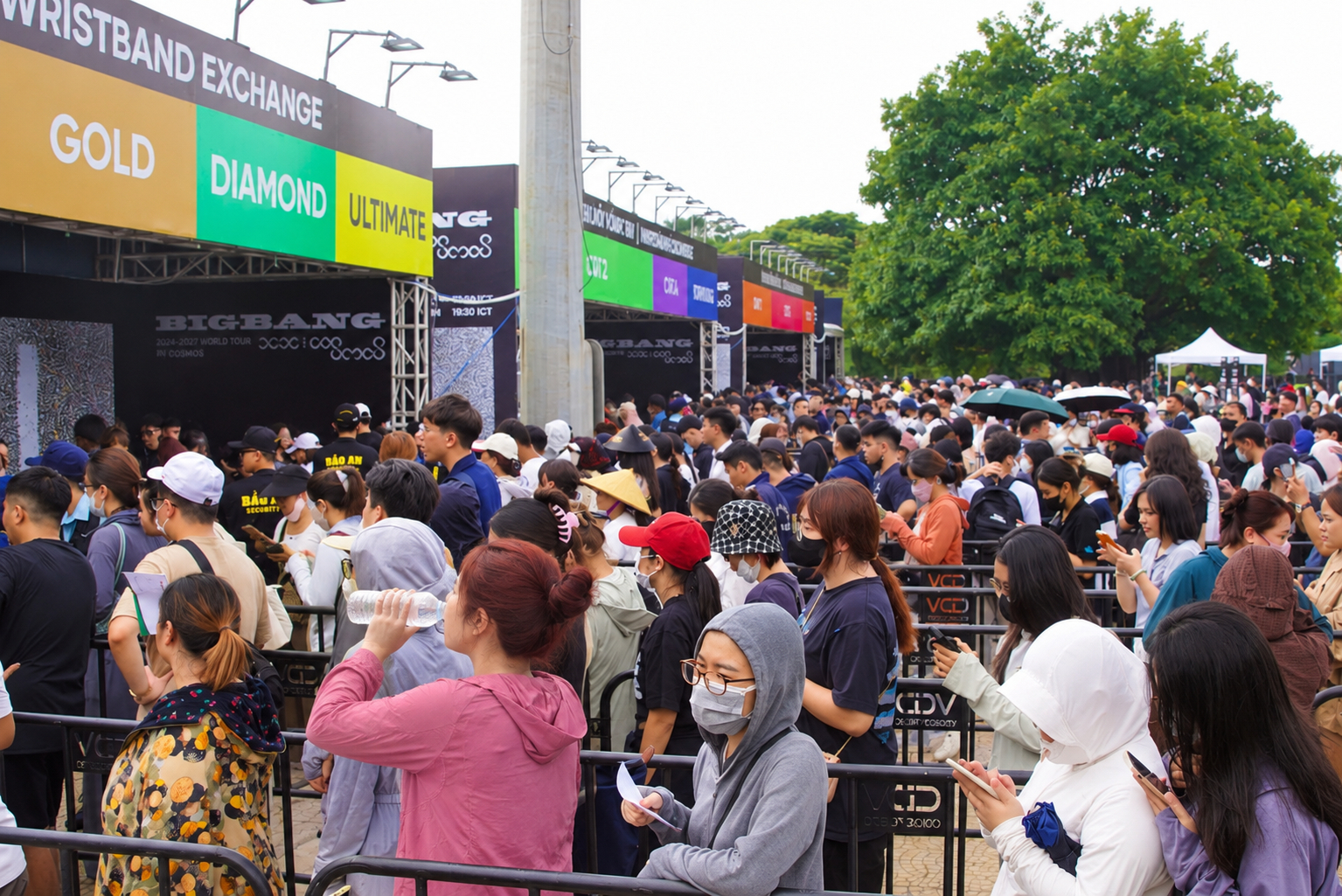 Hóa ra, nhịn uống nước hoàn toàn trước khi tham gia concert hay đi đường dài cũng không phải cách nhịn tiểu hiệu quả