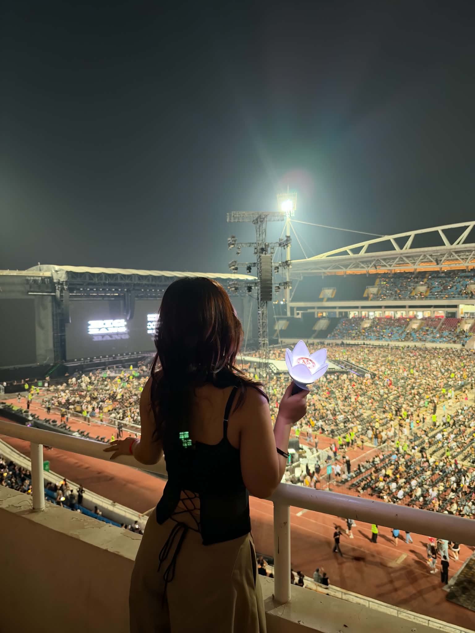  Chỉ cần chung bias, chung niềm đam mê thì đi concert người lạ cũng thành người quen, thoải mái nhờ chụp hình, đổi lightstick check-in 