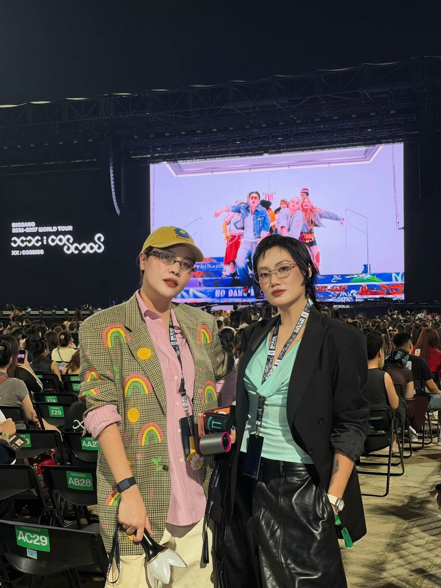 Đàm Thu Trang và Pông Chuẩn cũng là một fan cứng của G-DRAGON. Chính vì vậy đôi bạn thân này cũng không thể bỏ lỡ tour diễn kỷ niệm 20 năm của BIGBANG. Cả hai xuất hiện với hạng vé Diamond, diện trang phục chuẩn