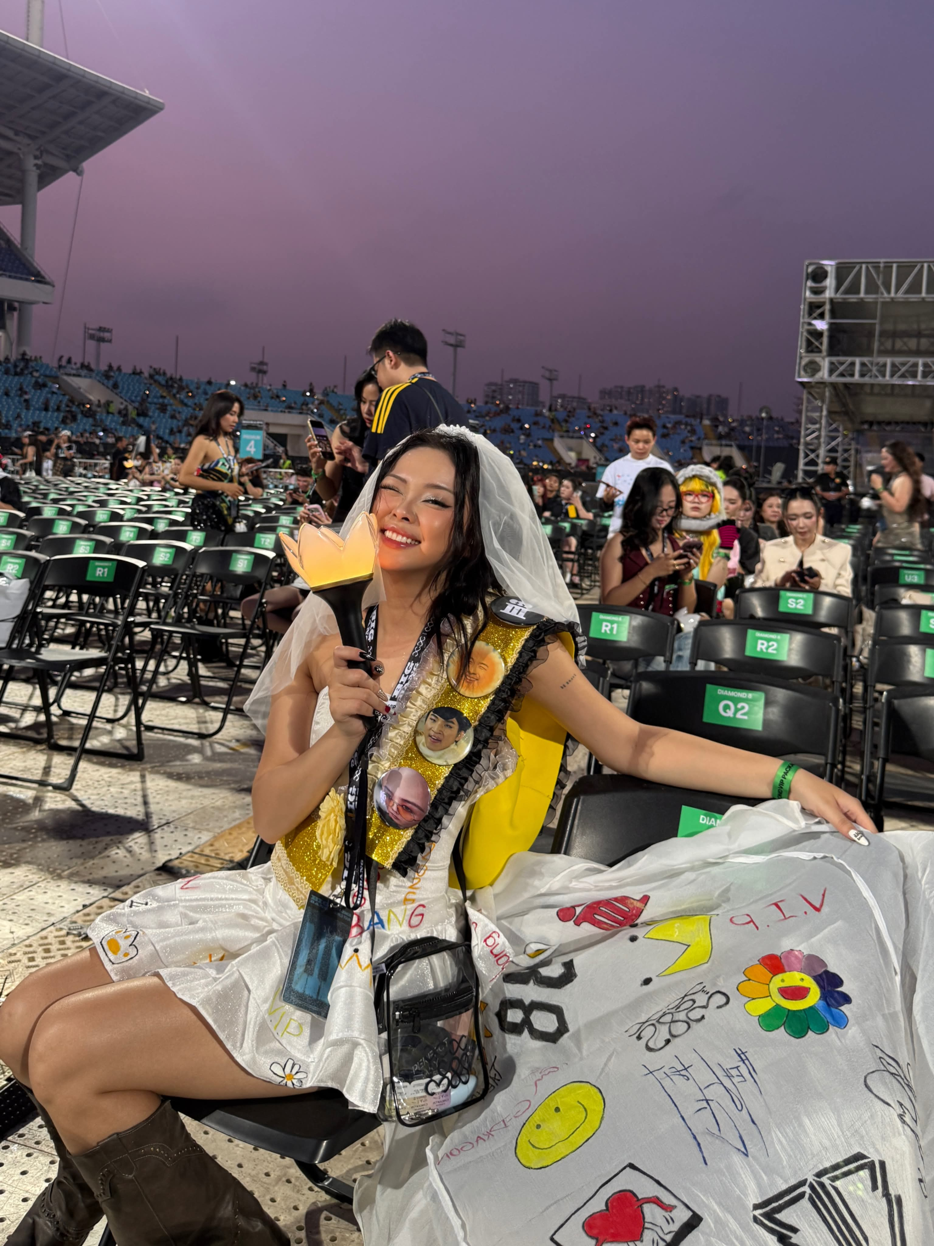 Hot girl Tomxinh chiếm trọn spotlight với chiếc váy đặc biệt, được custom với nhiều họa tiết liên quan đến các thành viên BIGBANG. Vừa được gặp idol, vừa thả dáng xinh cỡ này thì đúng là quá mãn nguyện!