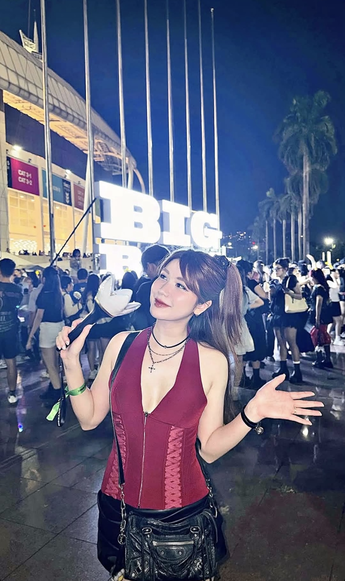 An Japan cũng liên tiếp đăng tải story đi xem concert Day-1. Được biết, cô nàng có chồng hộ tống đi đu idol. Dù chồng không phải fan cứng của BIGBANG xong An Japan bày tỏ niềm hạnh phúc vì vẫn đồng hành, ủng hộ đam mê của vợ