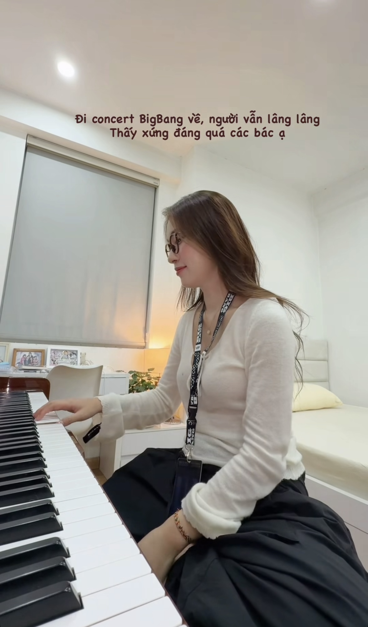 Sau khi rời concert về nhà, Khánh Vy cho biết cảm xúc vẫn lâng lâng, xúc động. Do đó dù đã muộn, nữ MC vẫn ngồi vào đàn, phiêu theo ca khúc Haru Haru của BIGBANG khiến dân tình