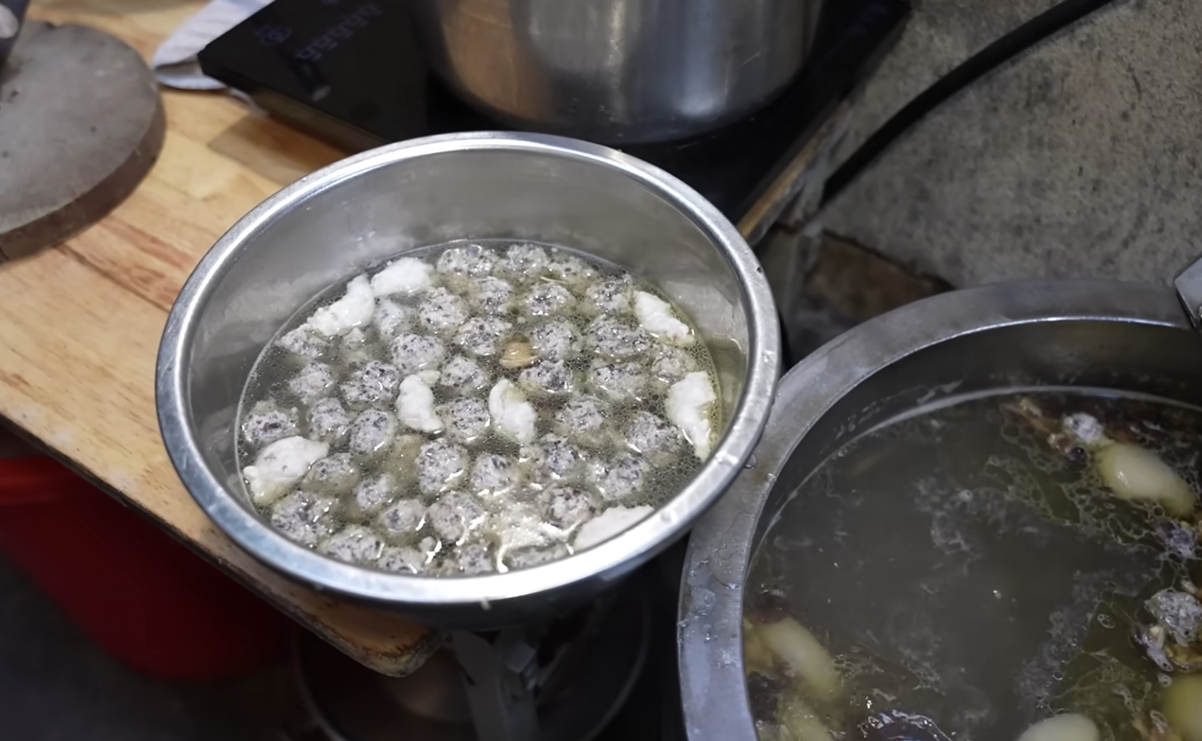 Hà Nội có hàng bún mọc 40.000 đồng bán trong biệt thự 100 tuổi, mỗi sáng chỉ mở đúng 4 tiếng