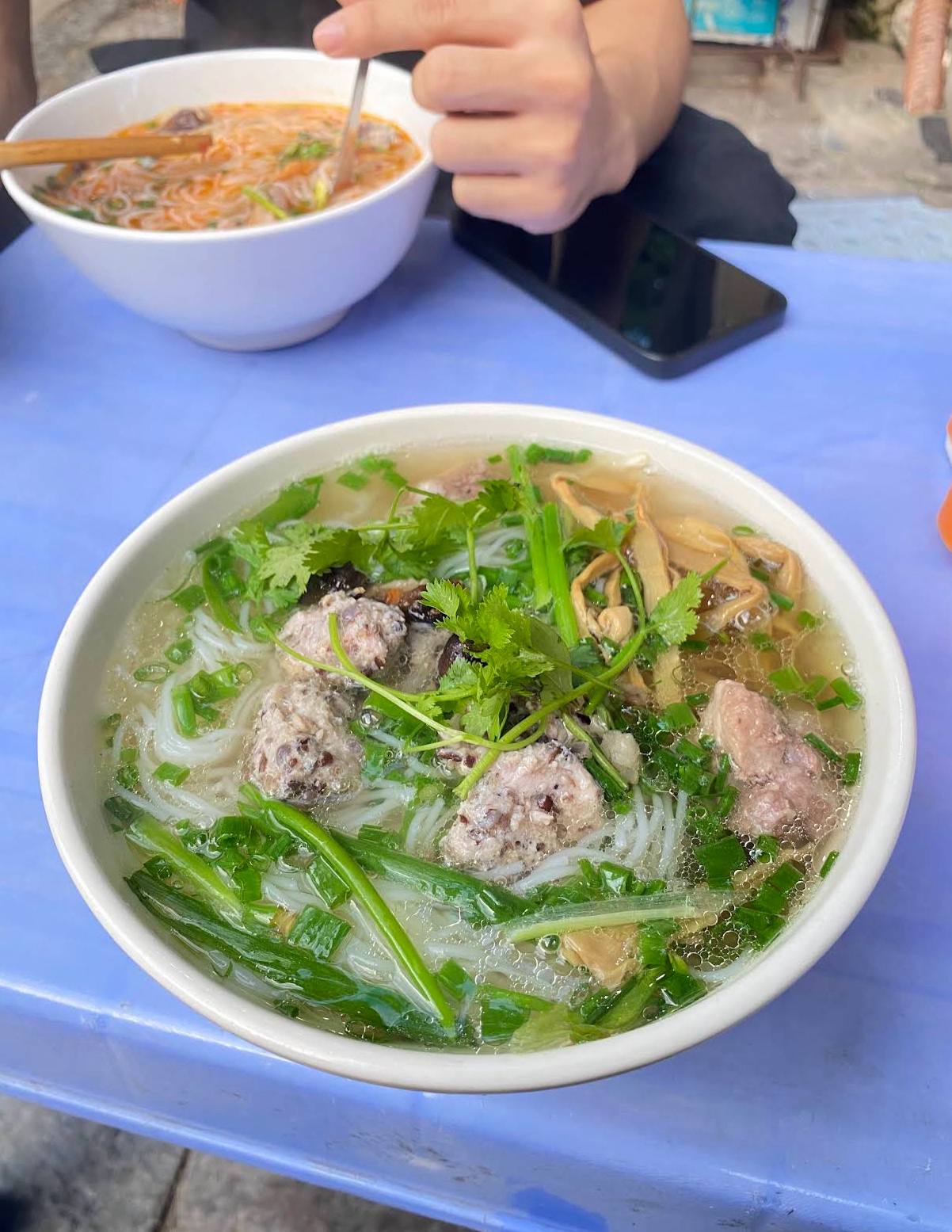 Hà Nội có hàng bún mọc 40.000 đồng bán trong biệt thự 100 tuổi, mỗi sáng chỉ mở đúng 4 tiếng