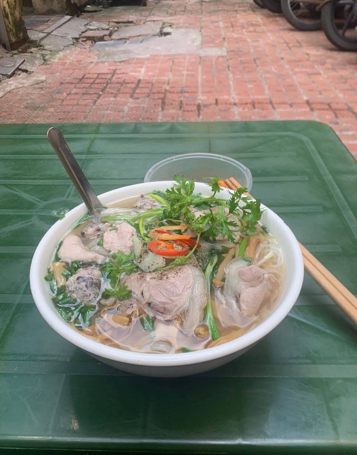 Mọc tại quán có hai loại, gồm mọc làm từ giò sống nguyên bản và mọc trộn thêm nấm hương, mộc nhĩ.