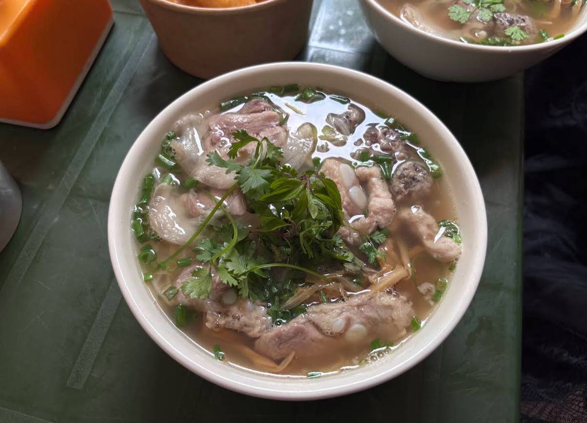 Bún mọc Cây Khế nằm tại số 44 Hàng Bè