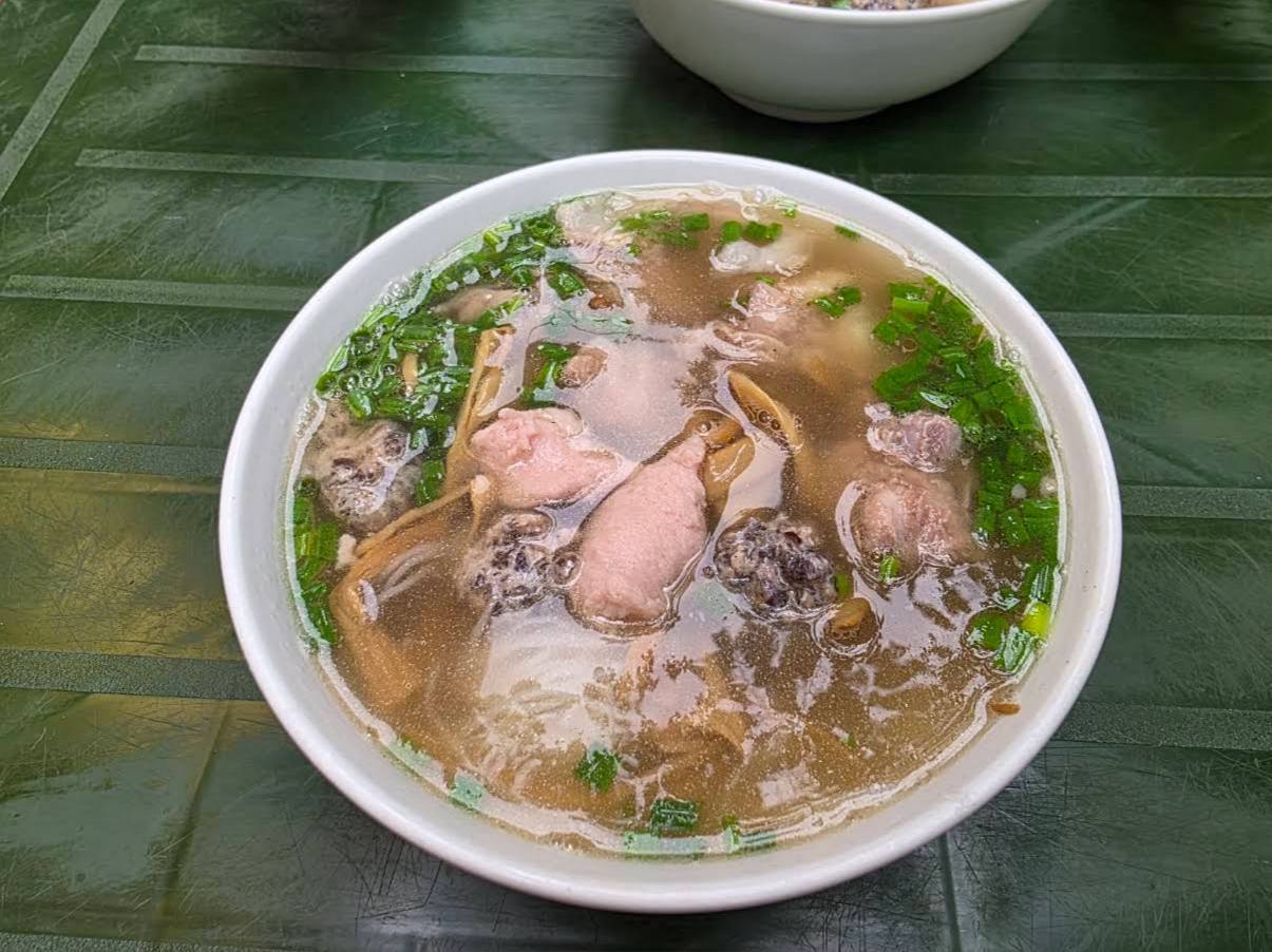 Hà Nội có hàng bún mọc 40.000 đồng bán trong biệt thự 100 tuổi, mỗi sáng chỉ mở đúng 4 tiếng