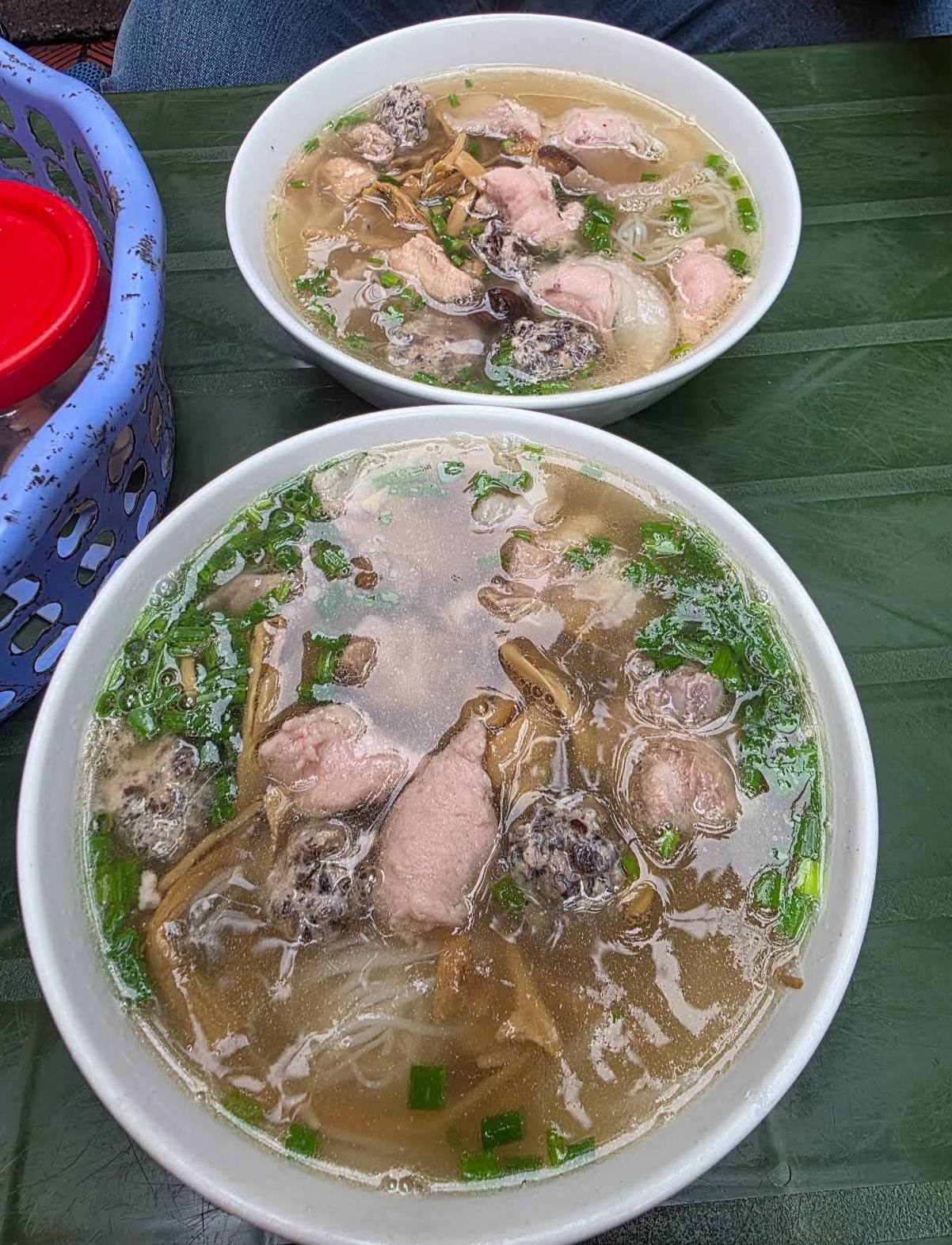 Quán chủ yếu phục vụ khách vào buổi sáng, từ khoảng 6h đến gần trưa, với thời gian bán hàng chừng 4 tiếng mỗi ngày.