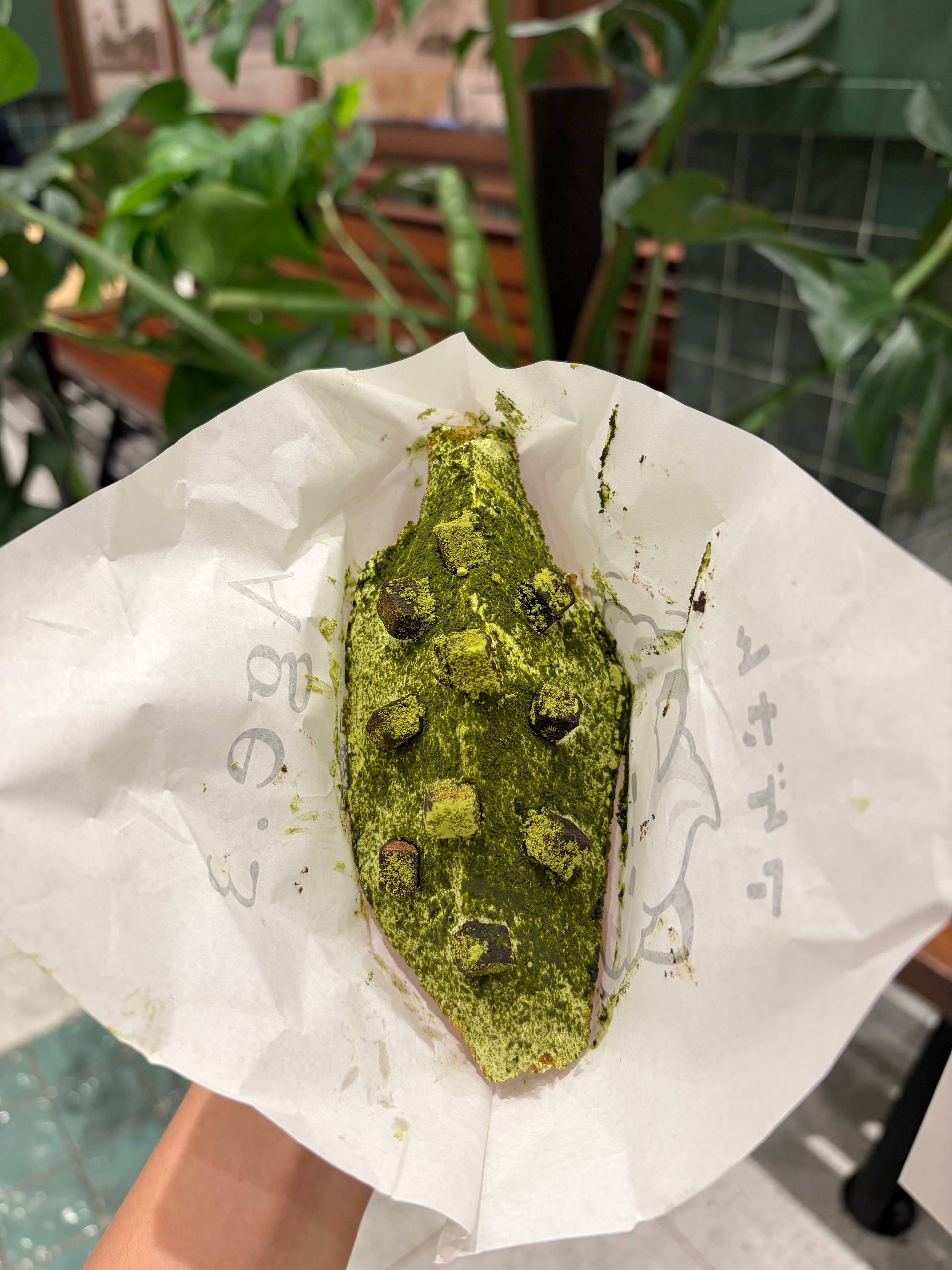 Chiếc bánh Ganache Matcha có giá 139.000 đồng có lớp bột matcha phủ trên bề mặt cùng những viên chocolate nhỏ