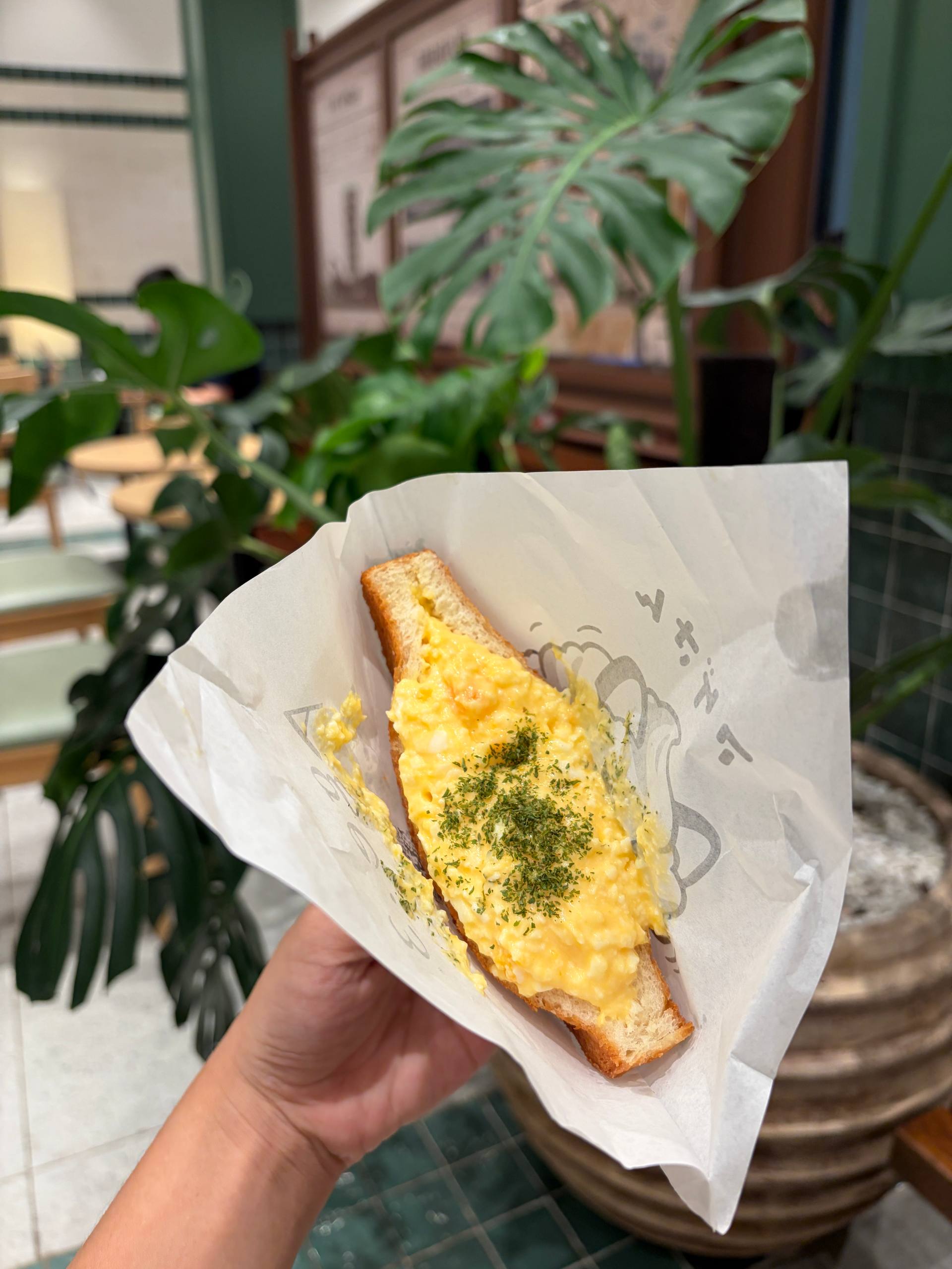 Egg Salad có giá 89.000 đồng, sử dụng nhân trứng băm trộn mayonnaise, bên trong lớp vỏ sandwich chiên.