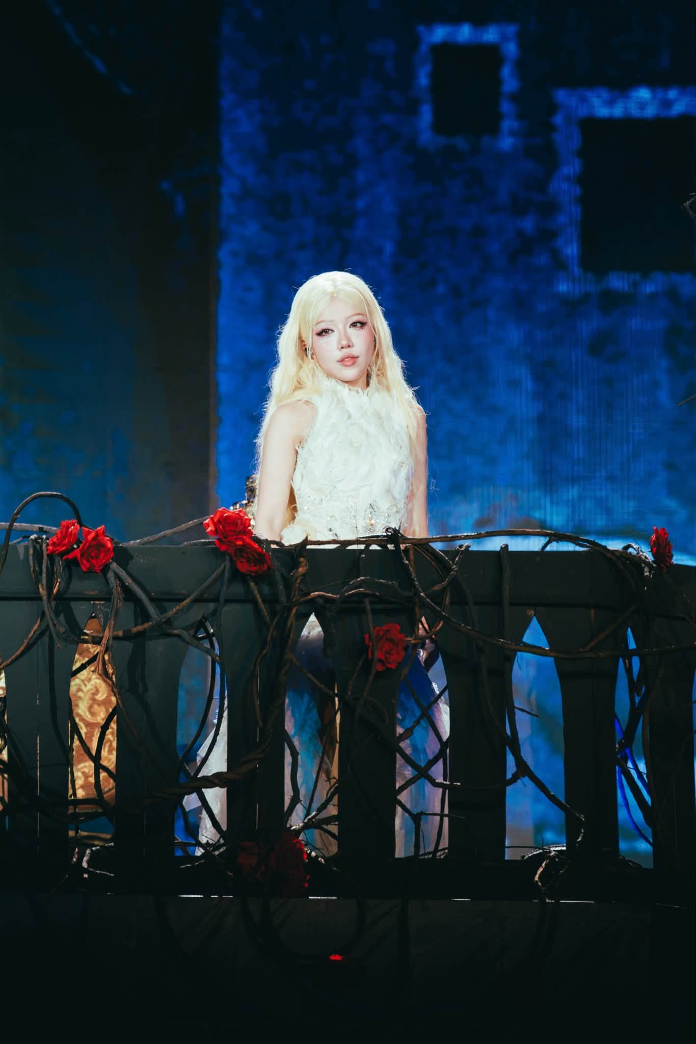 Bước ngoặc lớn trong sự nghiệp Phùng Khánh Linh chính là album Giữa Một Vạn Người và tour diễn Giữa Một Vạn Tour