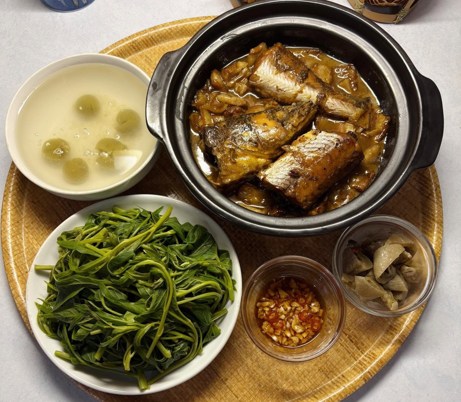 Thay vì bỏ bữa, hãy chọn thực phẩm phù hợp cho từng bữa và ăn đúng giờ (Ảnh minh họa)