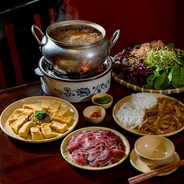 Việt Nam có quán ăn đón liên tiếp 3 nguyên thủ, đãi toàn rau muống xào tỏi, có vị còn xắn tay vào bếp cuốn nem cua bể