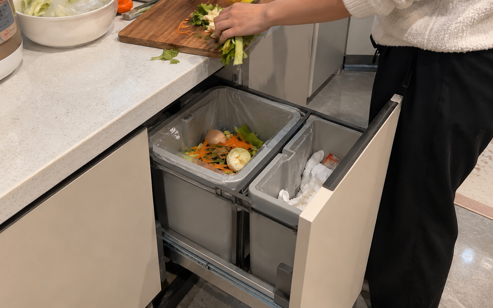 Tại sao ngày càng nhiều gia đình không đặt thùng rác dưới chậu rửa bát? Hóa ra chuyển sang 2 chỗ này lại tiện đủ đường