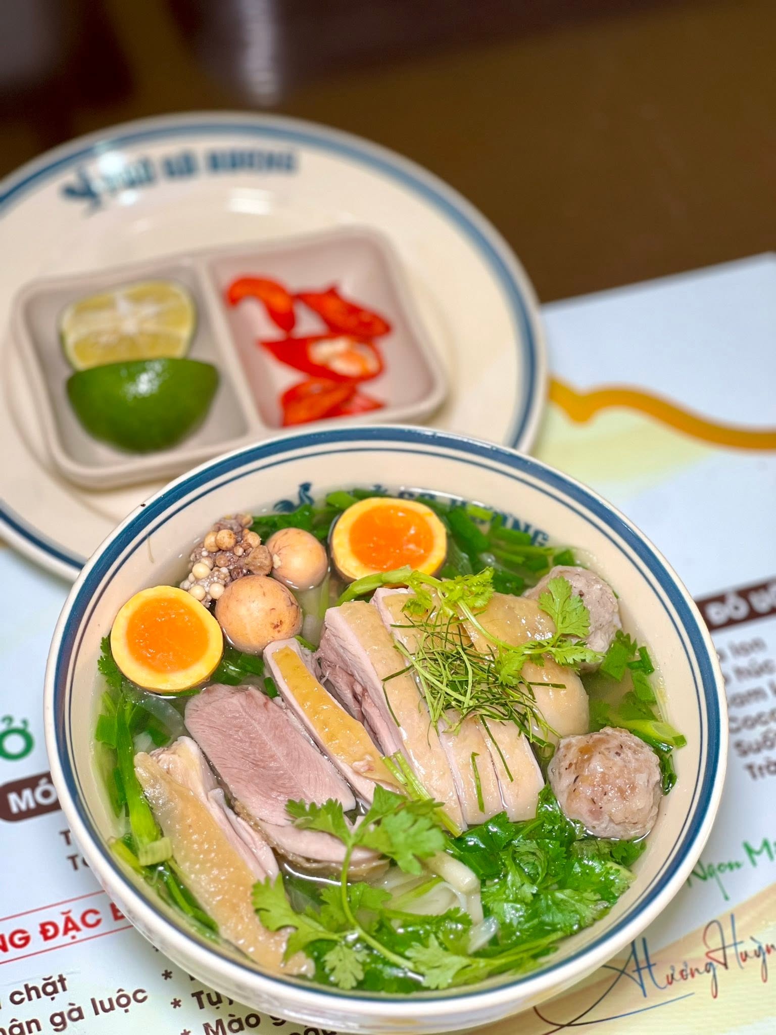 Hà Nội có hàng phở gà vừa công khai cả quy trình lưu mẫu thực phẩm, sẵn sàng mở tủ cho khách vào kiểm tra