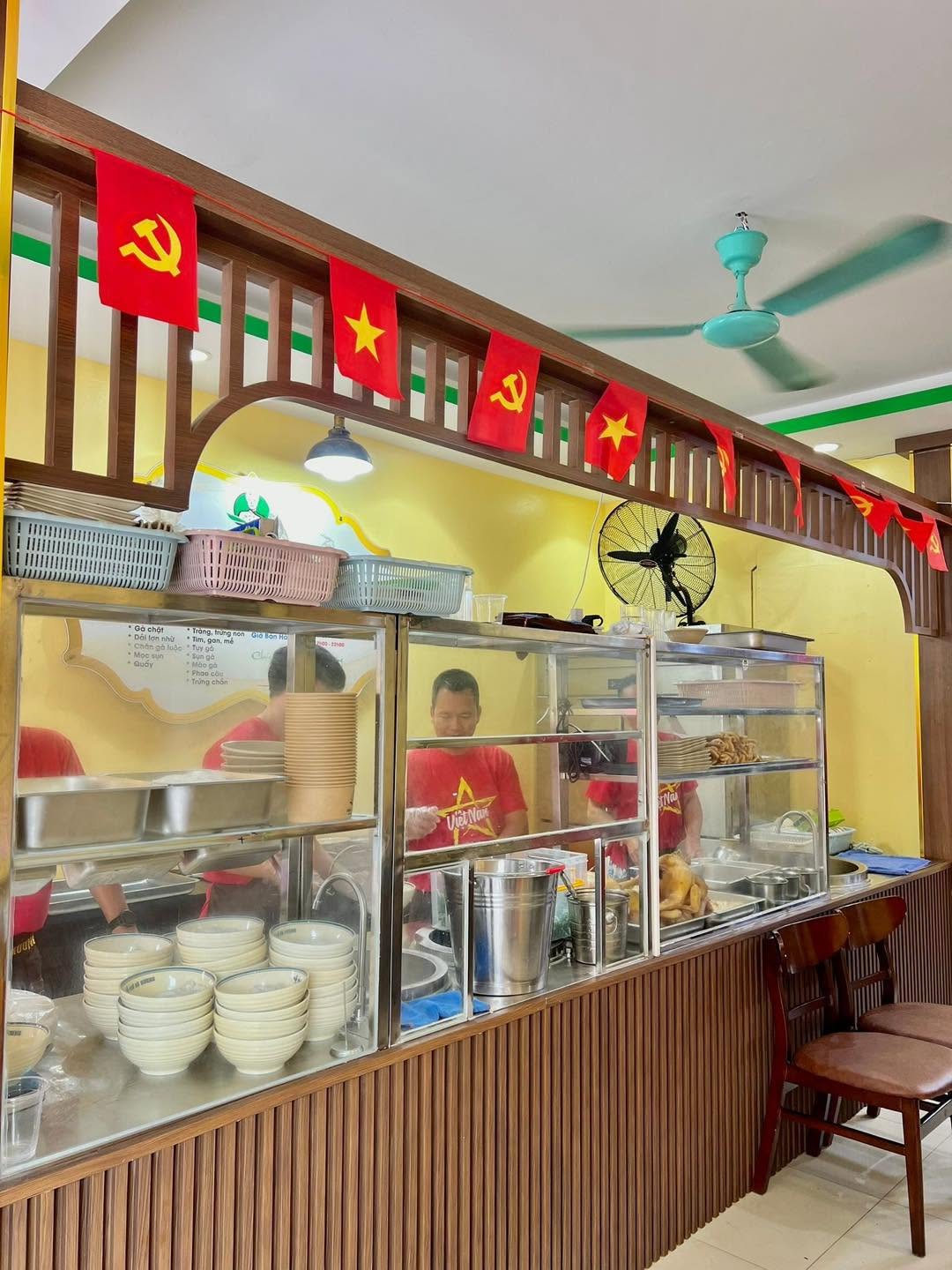 Hà Nội có hàng phở gà vừa công khai cả quy trình lưu mẫu thực phẩm, sẵn sàng mở tủ cho khách vào kiểm tra