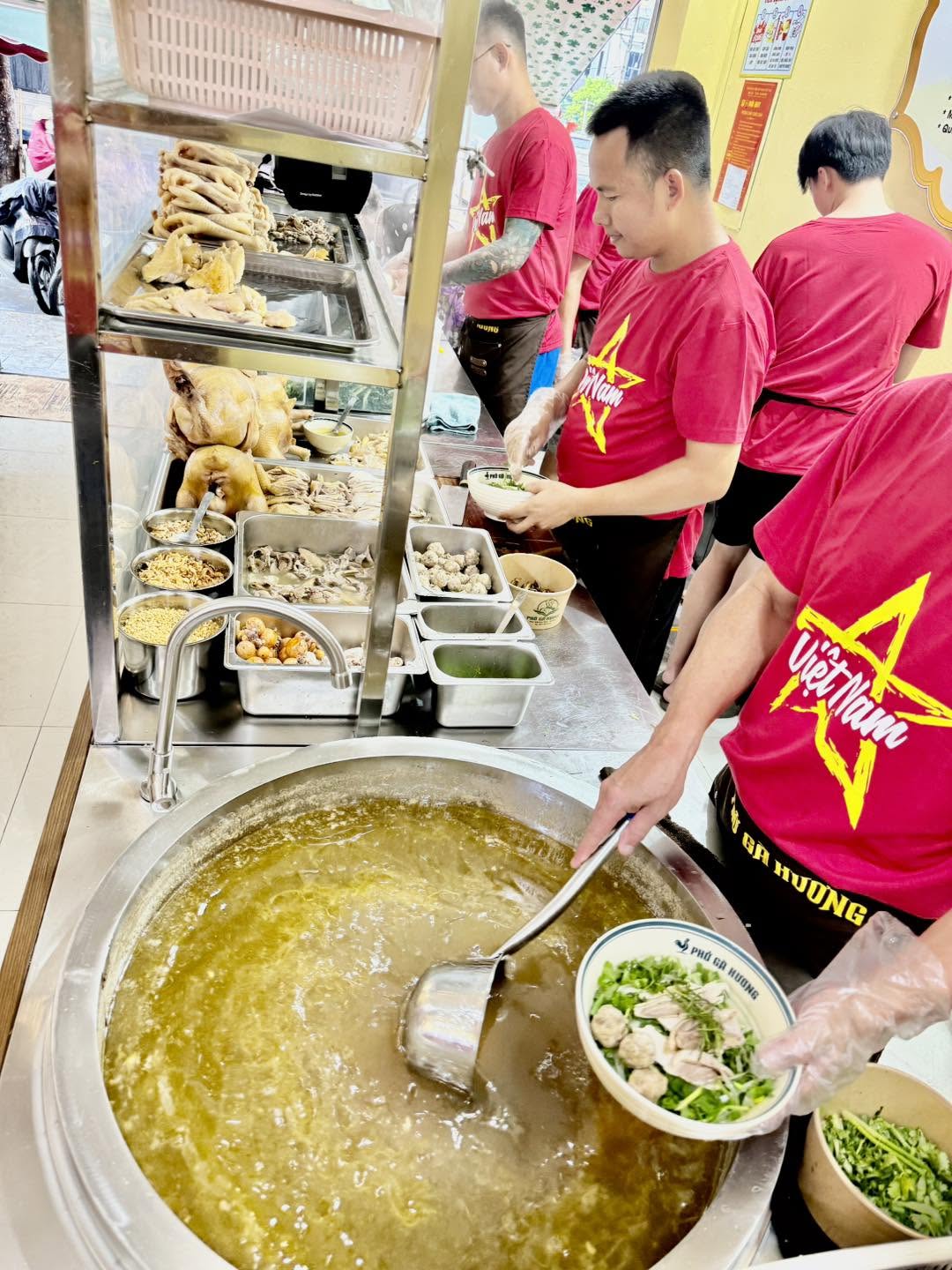 Hà Nội có hàng phở gà vừa công khai cả quy trình lưu mẫu thực phẩm, sẵn sàng mở tủ cho khách vào kiểm tra