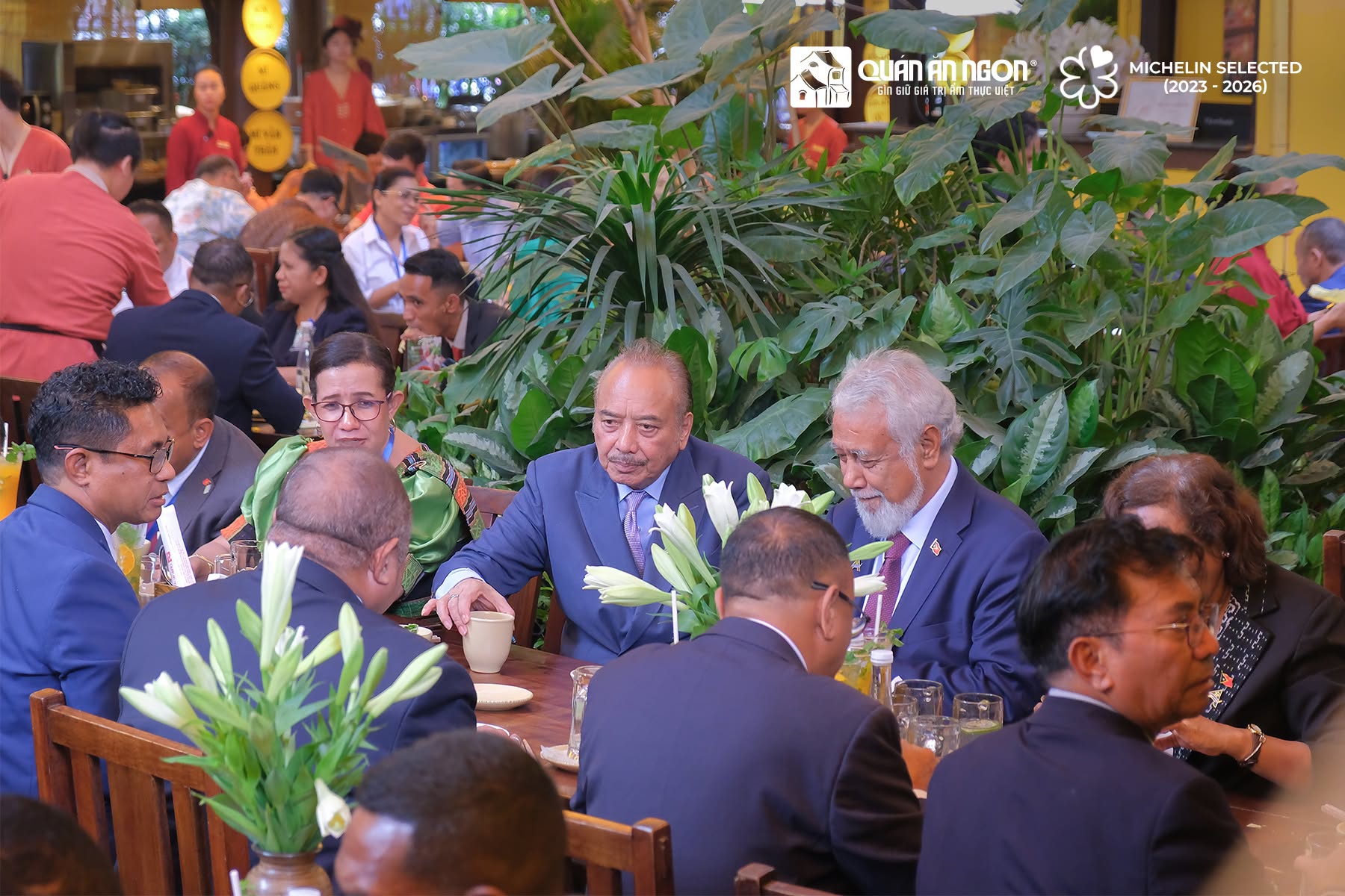 Hồi tháng 6/2026, Thủ tướng Timor-Leste (ngoài cùng bên phải) trực tiếp xuống bếp, tự tay cuốn nem cua bể và tìm hiểu cách làm bánh xèo