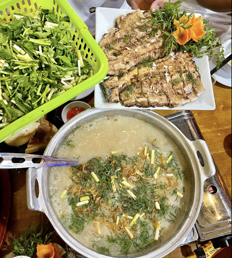 Món lẩu canh củ ăn cùng cá quả nướng. Ảnh: Le Tuan Anh