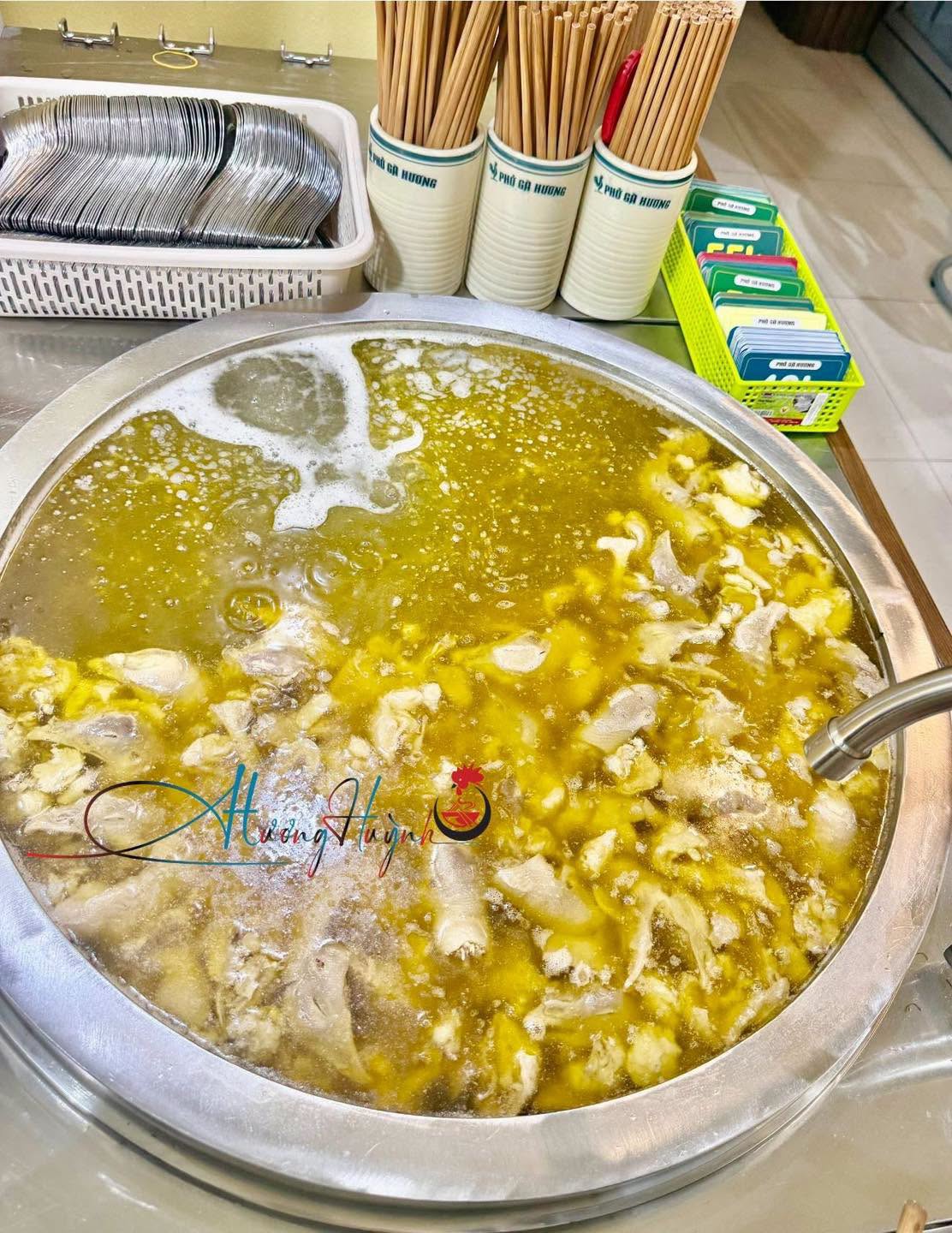 Hà Nội có hàng phở gà vừa công khai cả quy trình lưu mẫu thực phẩm, sẵn sàng mở tủ cho khách vào kiểm tra
