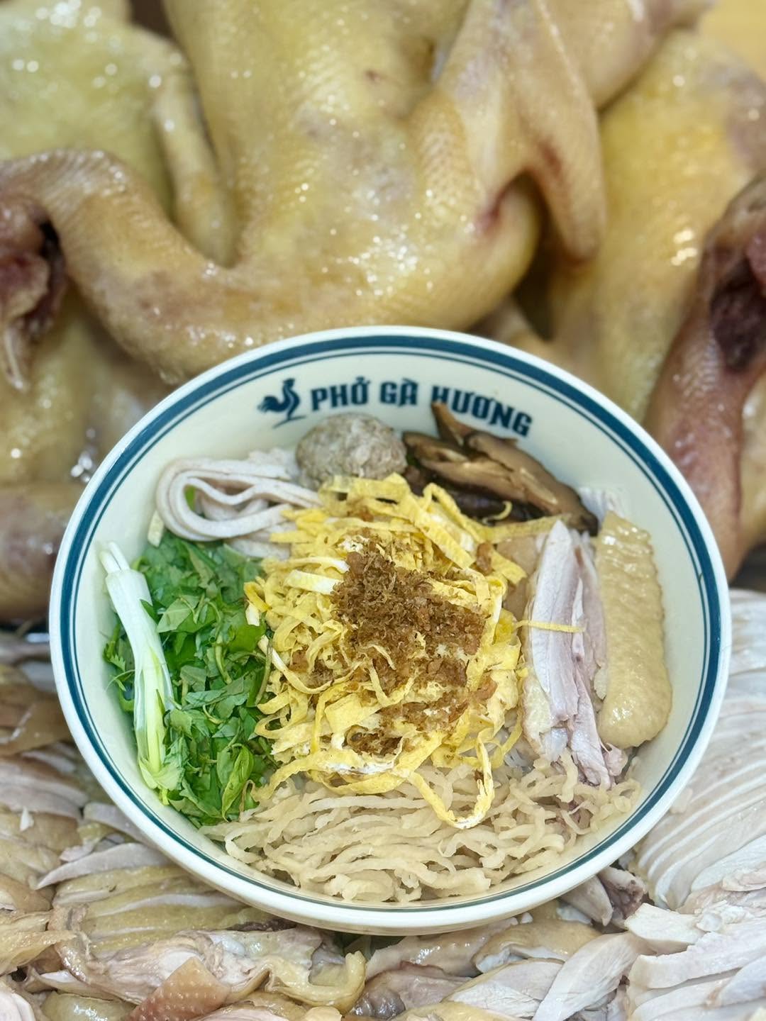 Ngoài phở gà, thực khách có thể lựa chọn cơm đảo hoặc bún thang