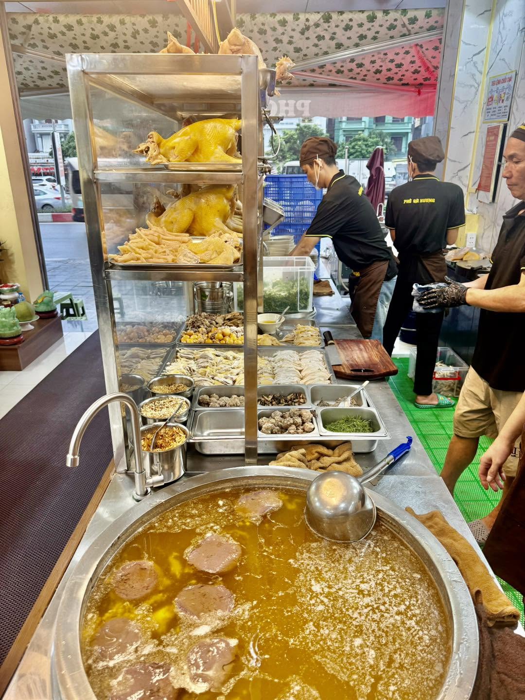 Hà Nội có hàng phở gà vừa công khai cả quy trình lưu mẫu thực phẩm, sẵn sàng mở tủ cho khách vào kiểm tra