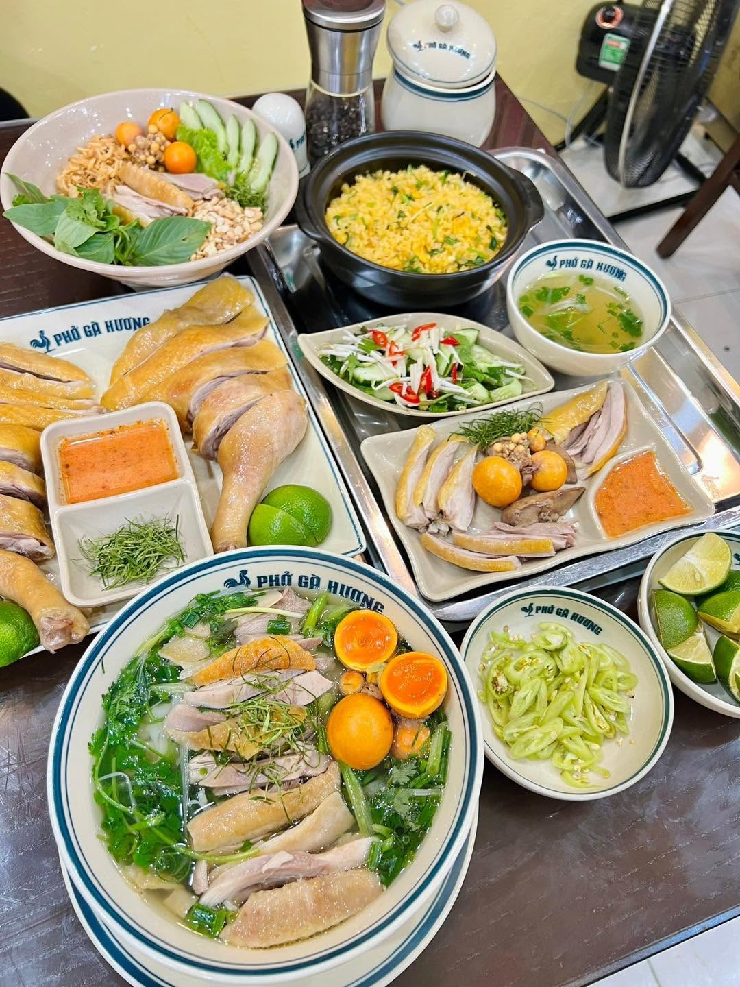 Phở Gà Hương nằm tại số 430 Vạn Phúc, Hà Đông, Hà Nội