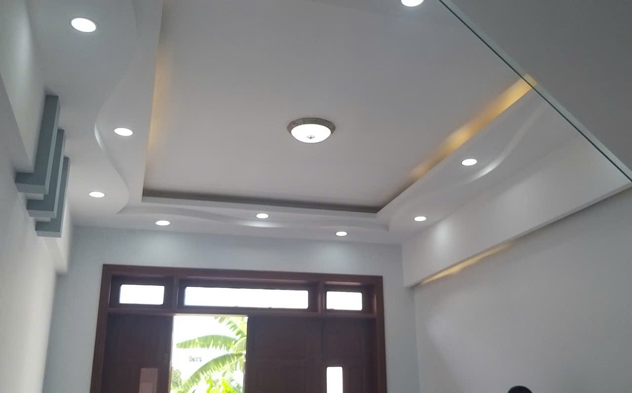 Tại sao ngày càng nhiều gia đình không còn làm trần thạch cao giật cấp? 2 kiểu trần giúp nhà cao thoáng và sang hơn đang thành xu hướng
