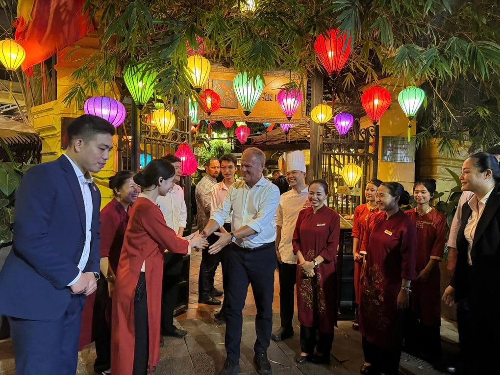 Thủ tướng Ba Lan bắt tay chào tạm biệt các nhân viên tại Quán Ăn Ngon tối 25/10 tại Hà Nội sau khi dùng xong bữa. Ảnh: Quán Ăn Ngon