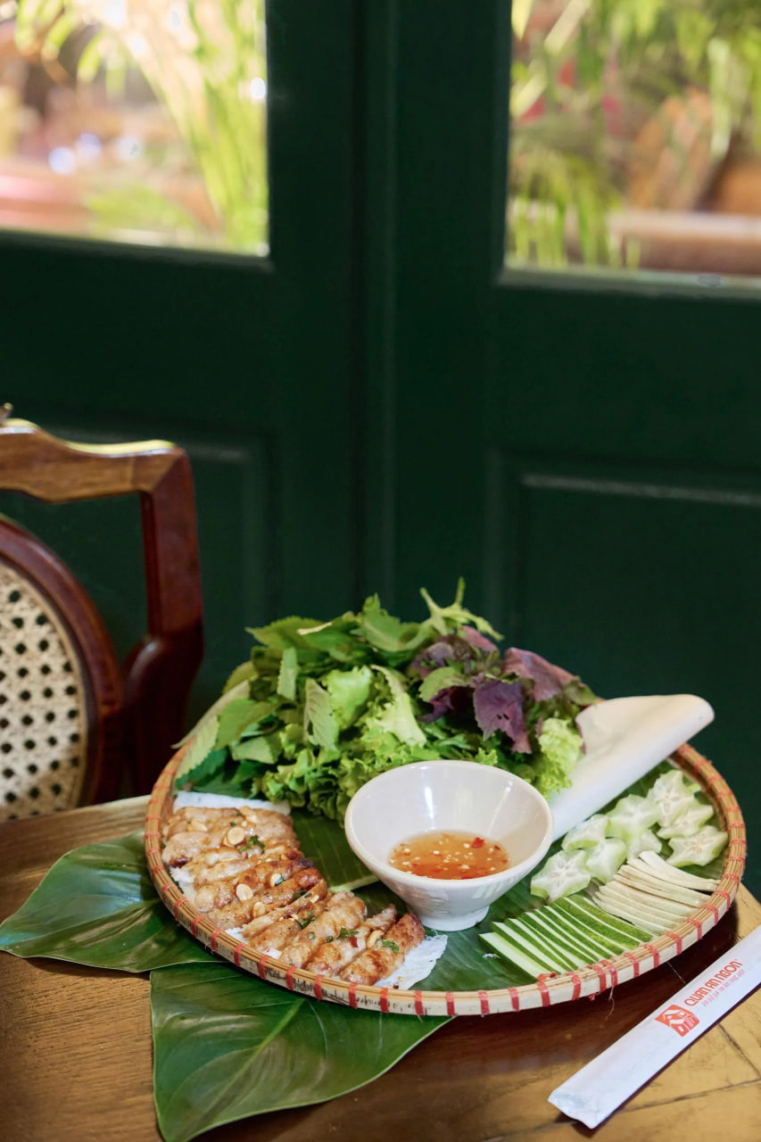 Việt Nam có quán ăn đón liên tiếp 3 nguyên thủ, đãi toàn rau muống xào tỏi, có vị còn xắn tay vào bếp cuốn nem cua bể
