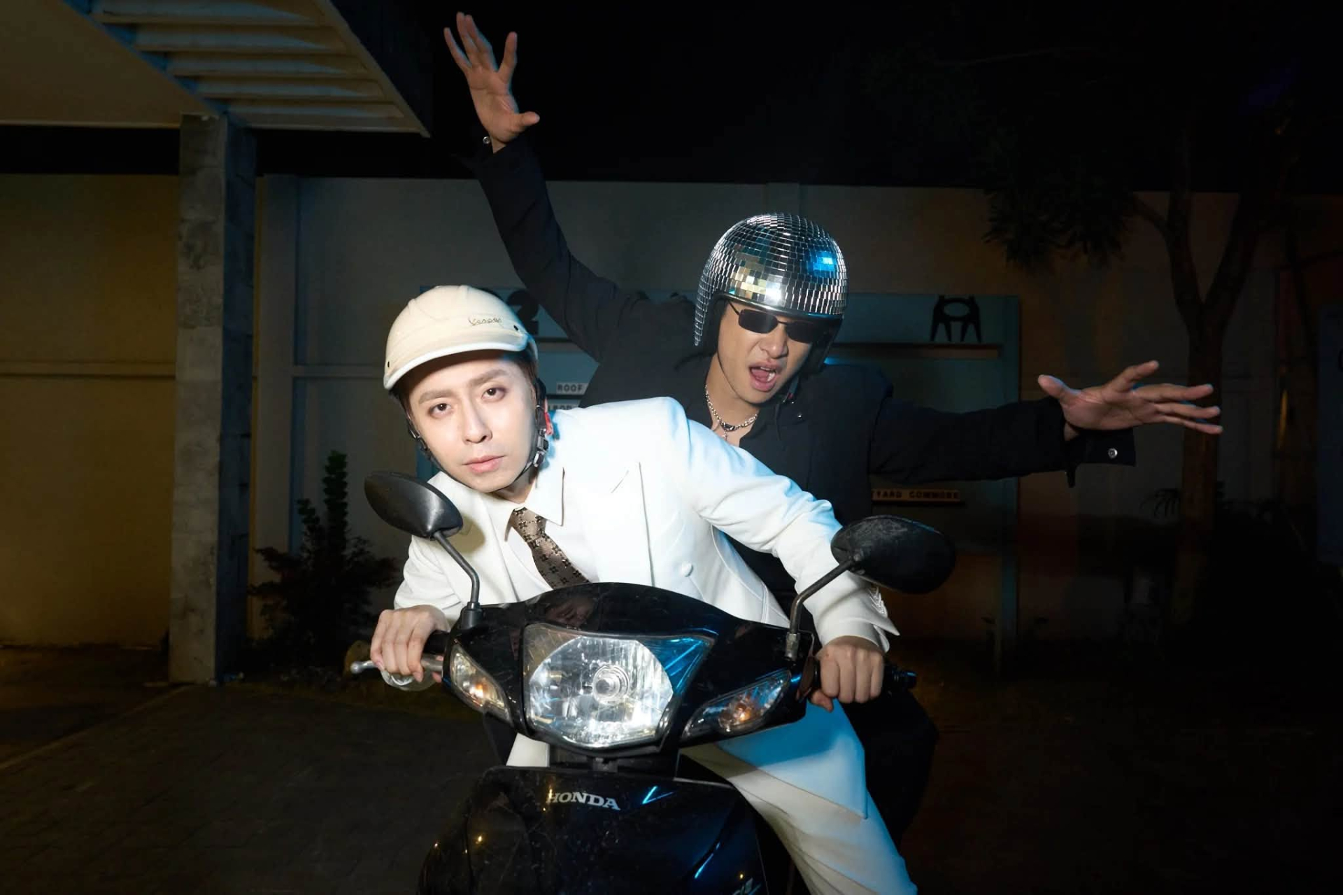 Hà An Huy ngoài đời vốn lầy lội, lên sân khấu lại chuyên trị nhạc buồn, nay được dịp bung xõa đúng tuổi trong Như Một Người Rưng.