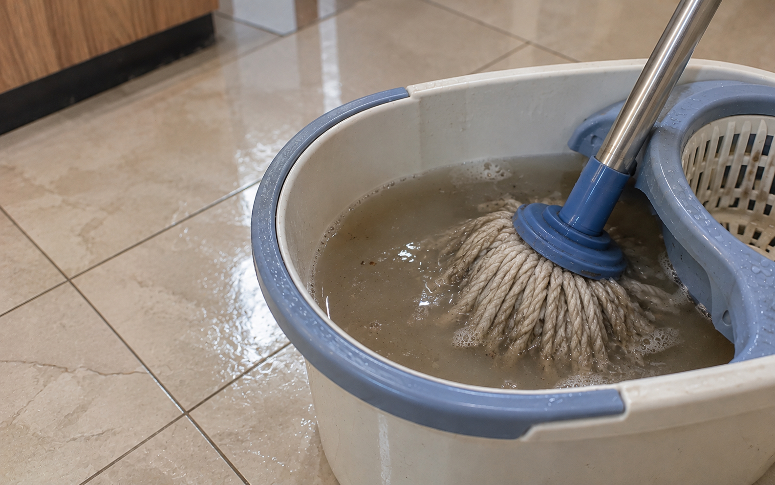 Lần nào nhờ chồng lau nhà cũng có mùi tanh như cá ươn, biết nguyên nhân tôi phải cảnh cáo: 