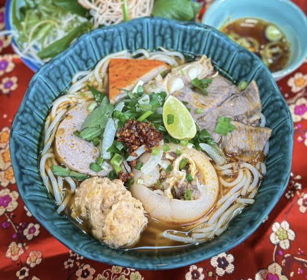 Chuyên gia ẩm thực khen ngợi, reviewer săn đón hay bác hàng xóm chỉ điểm: Đâu mới là bảo chứng uy tín nhất cho một quán ngon?