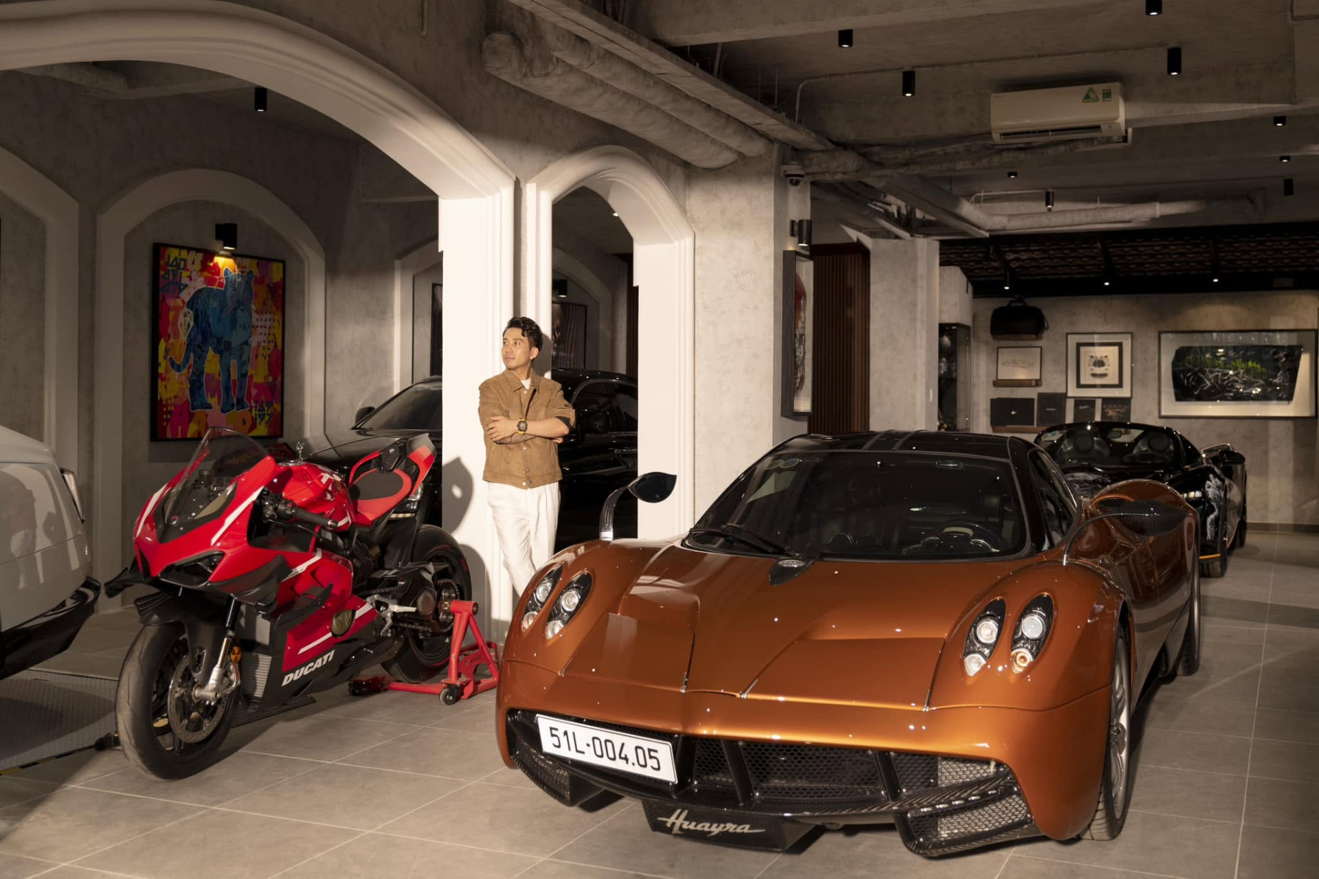 Hiện tại, garage đã được sửa sang lại để có chỗ chứa nhiều xe hơn (Ảnh: FBNV)