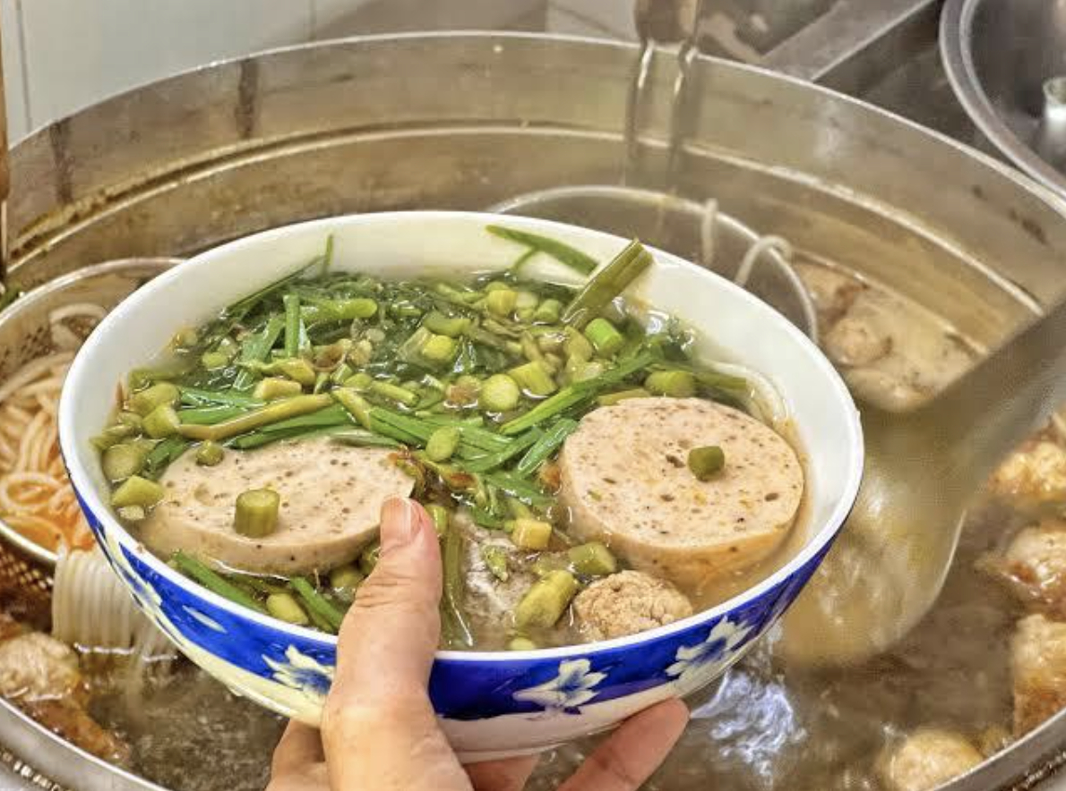 Chuyên gia ẩm thực khen ngợi, reviewer săn đón hay bác hàng xóm chỉ điểm: Đâu mới là bảo chứng uy tín nhất cho một quán ngon?