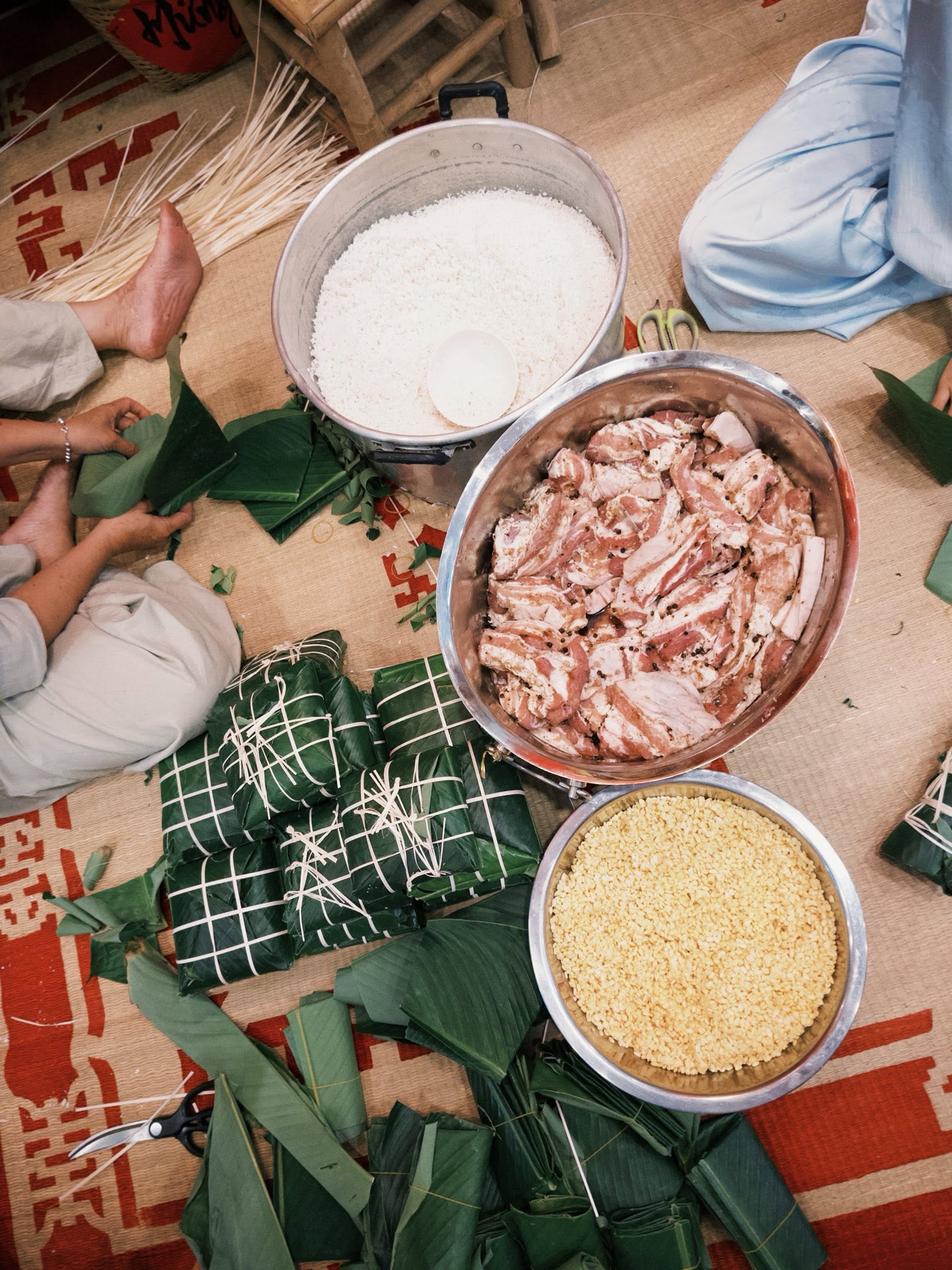 Người đẹp 8x thường gói bánh chưng vào mỗi dịp Tết