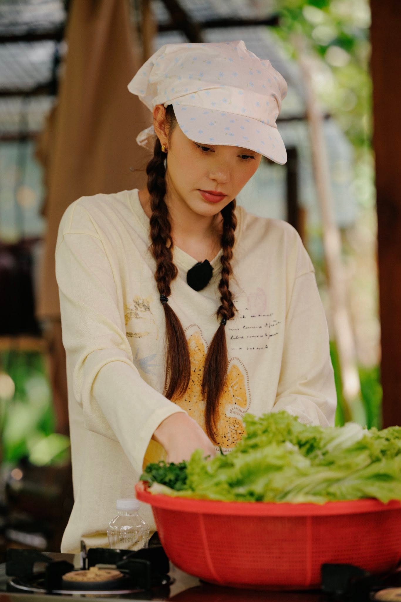 Mới đây, khán giả còn có dịp thấy Minh Hằng trong một không khí bếp núc khác qua chương trình Quán Nhà Haha.