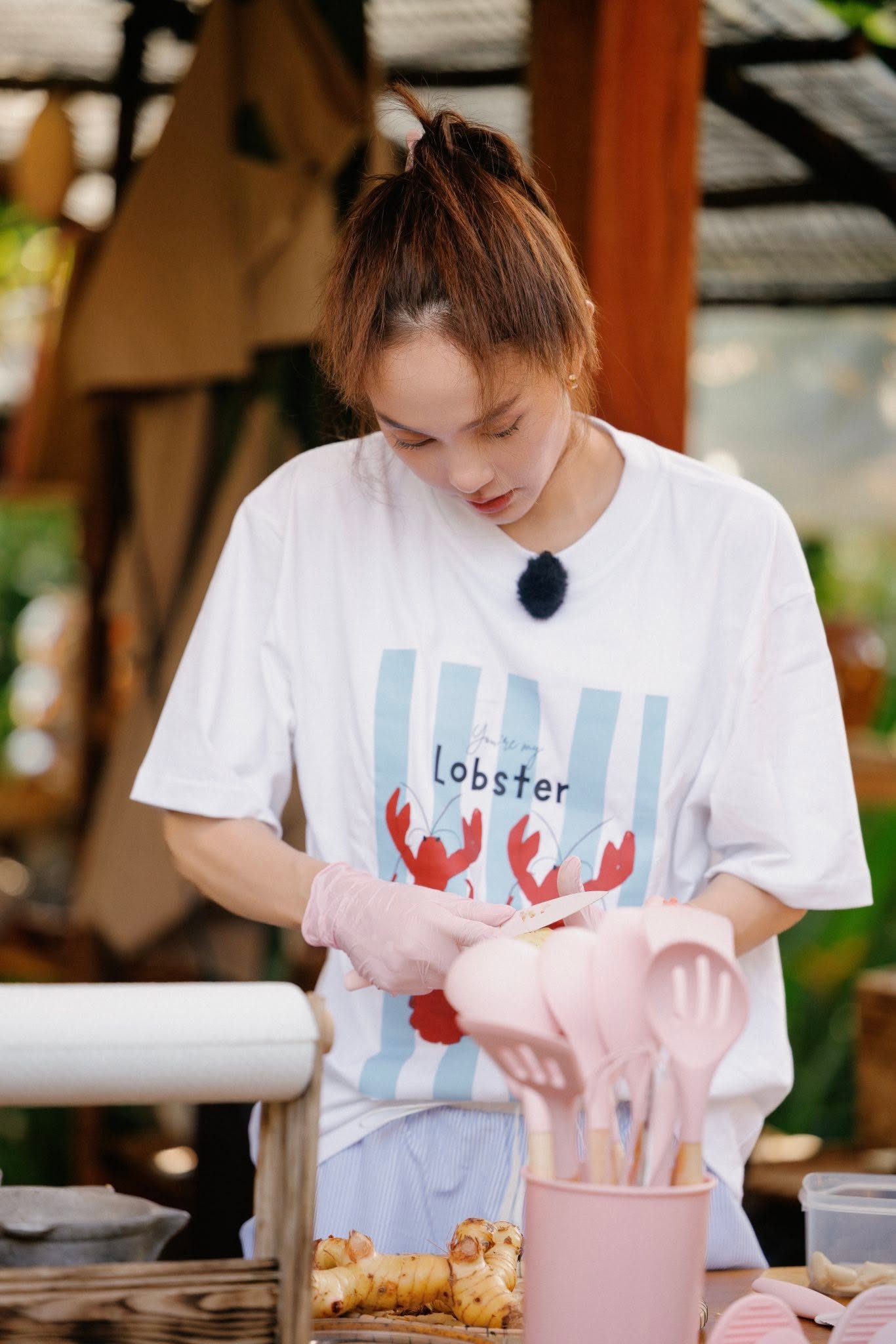 Giọng ca Một Vòng Trái Đất cùng các thành viên chuẩn bị nguyên liệu, nấu nướng và phục vụ thực khách.