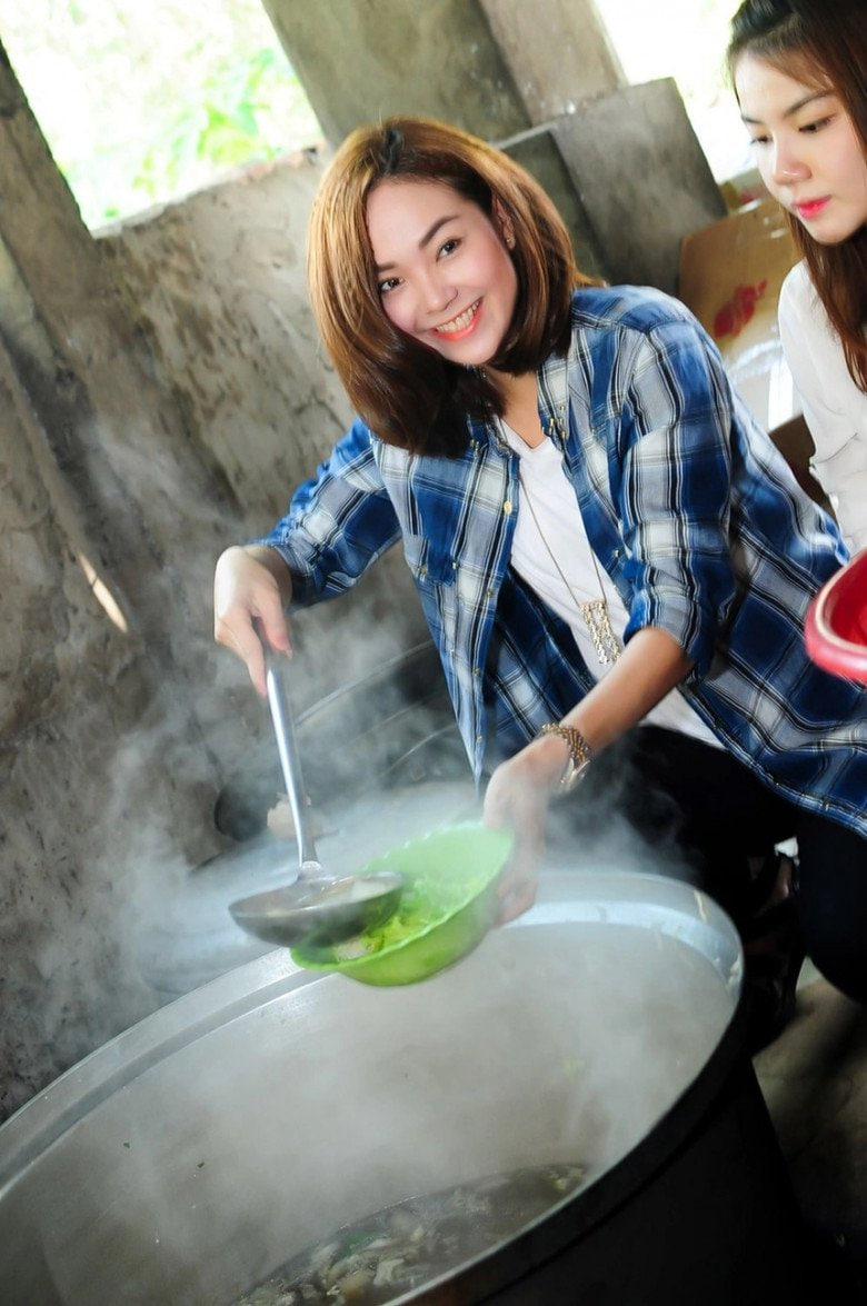 Nữ diễn viên từng nấu cơm chay đãi mọi người trong chùa. Đích thân cô chuẩn bị từng nguyên liệu từ sớm để kịp mời cơm trưa các em nhỏ. 