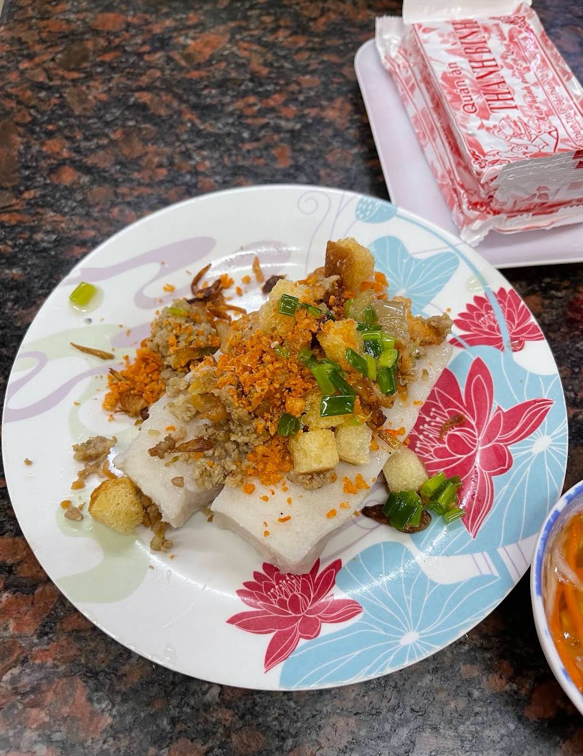 Khách tới quán thường thưởng thức miến gà, miến cua, hủ tiếu Nam Vang, bún mắm, cơm tấm,...