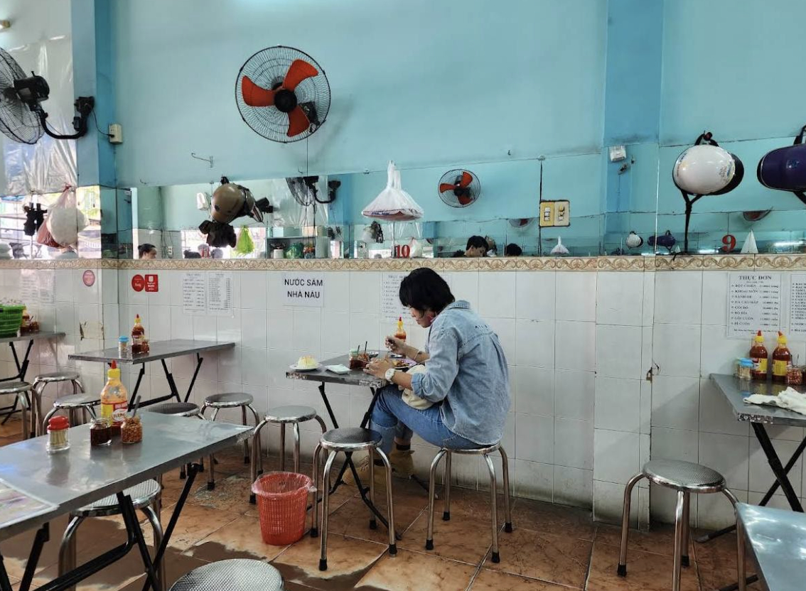 Tưởng bị đóng vĩnh viễn, quán bột chiên nổi tiếng ở TP.HCM lặng lẽ mở lại, cả nhà chỉ còn 3 người đủ sức bán