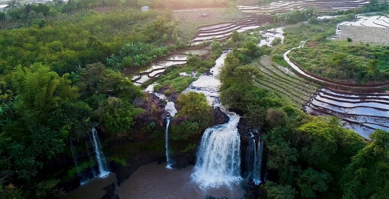 Việt Nam có ngọn thác cao hàng chục mét đổ xuống vách đá bazan giữa đại ngàn, vừa xuất hiện trong MV của Đen