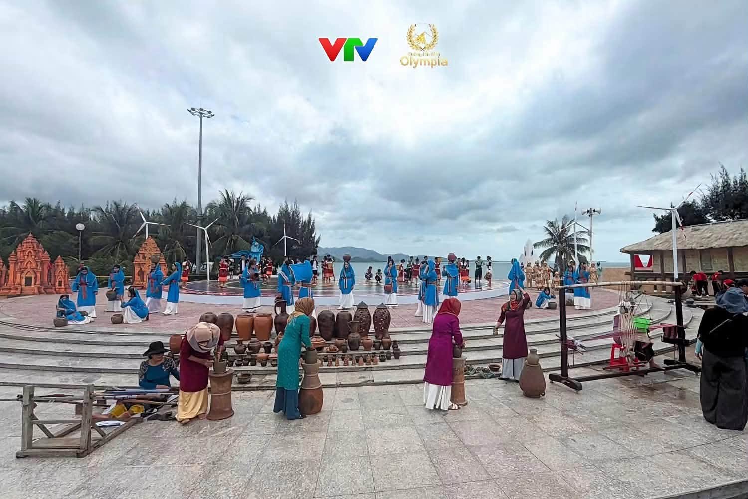 Đồng hành với các cổ động viên tại điểm cầu Khánh Hoà là MC Thái Trang